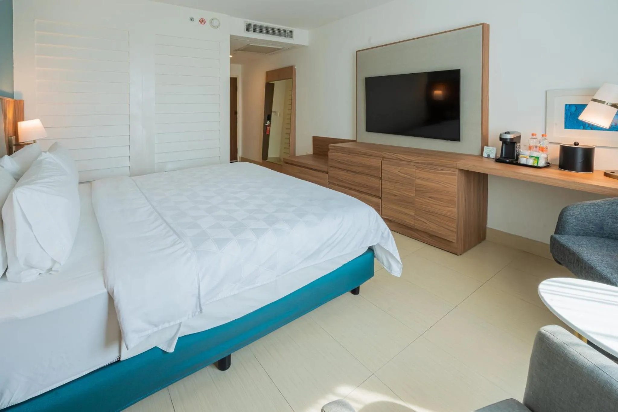 Photo of the whole room, Bed in Holiday Inn Acapulco La Isla by IHG