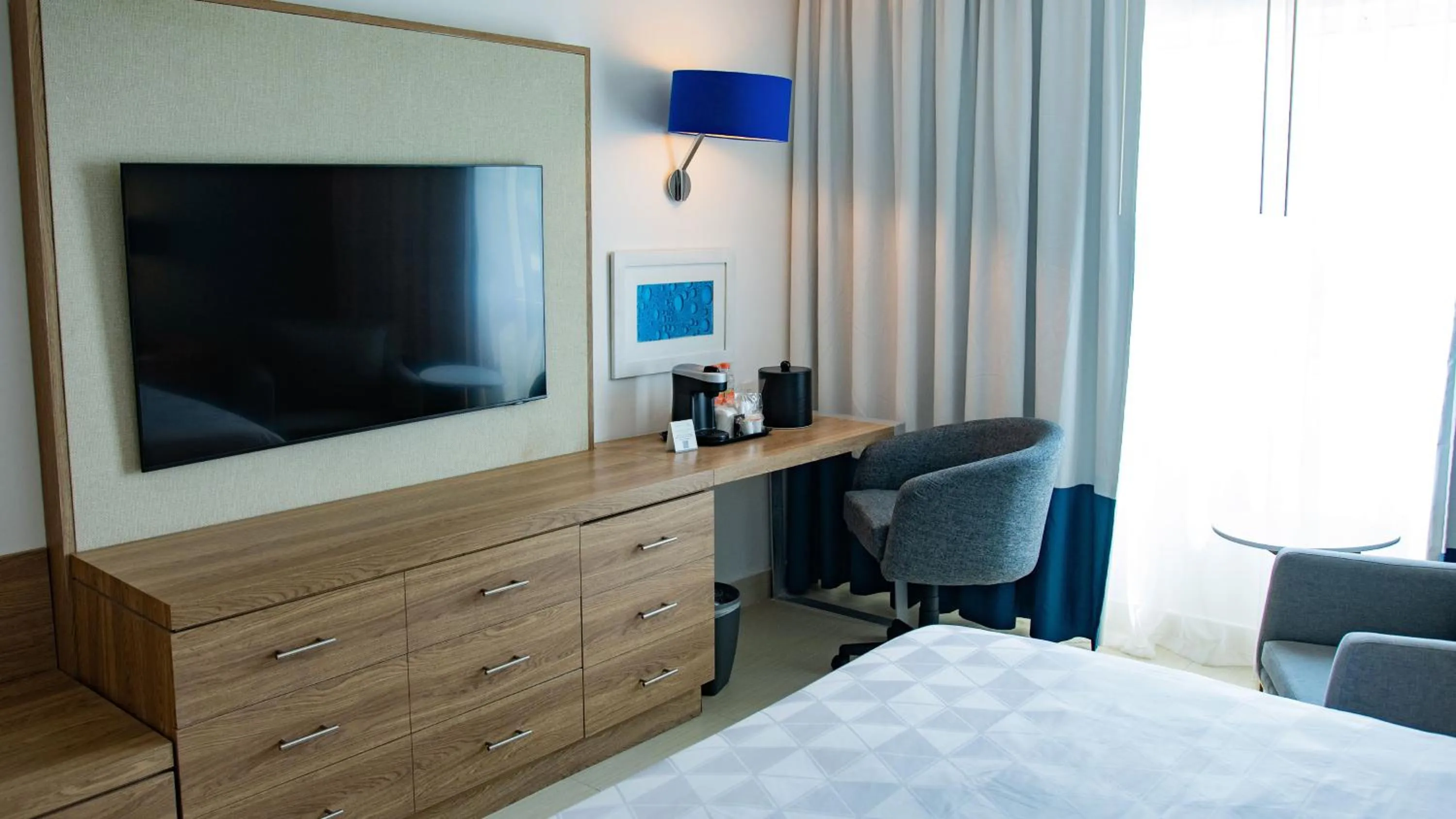 Photo of the whole room, Bed in Holiday Inn Acapulco La Isla by IHG