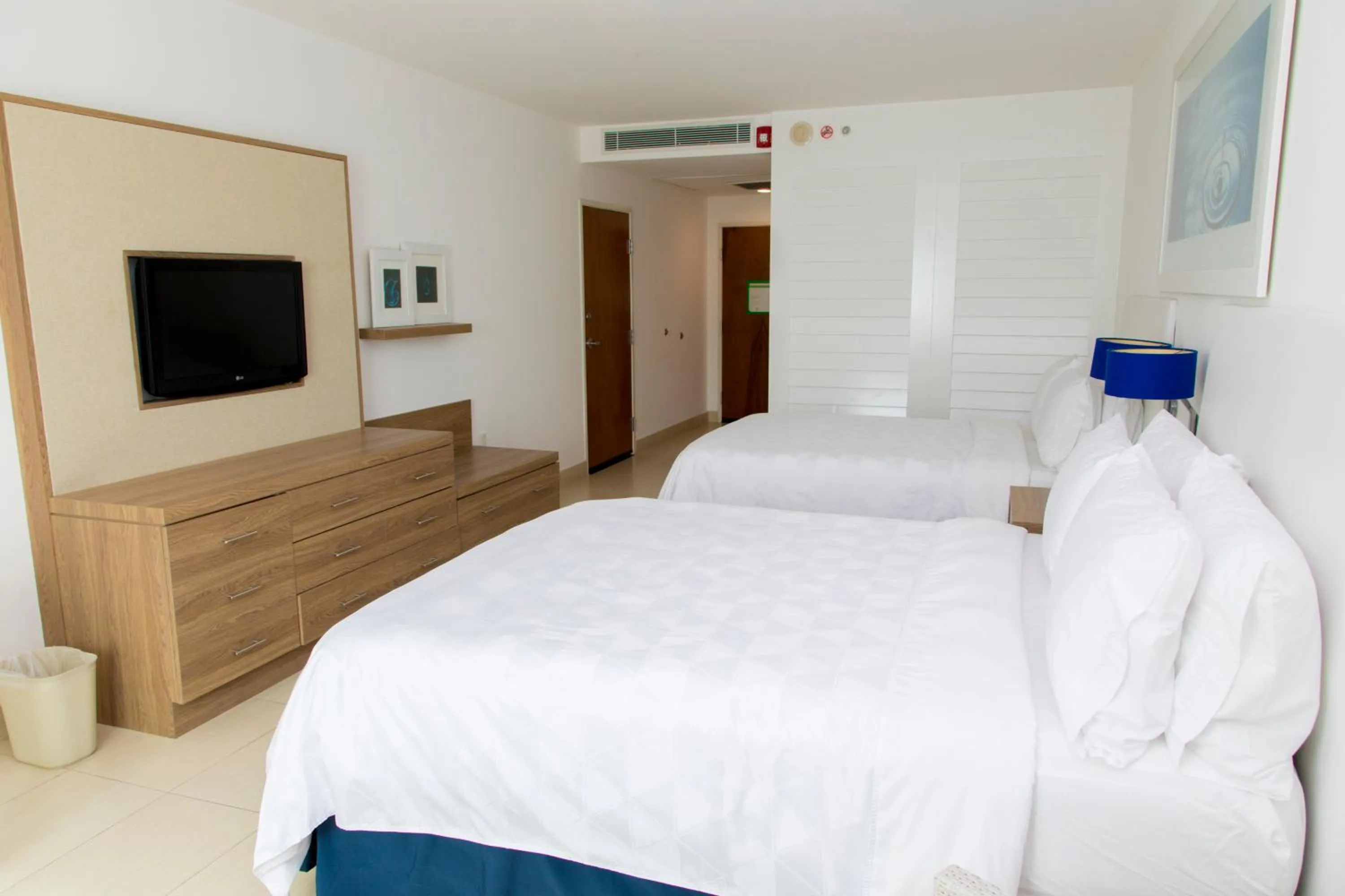 Property building, Bed in Holiday Inn Acapulco La Isla by IHG