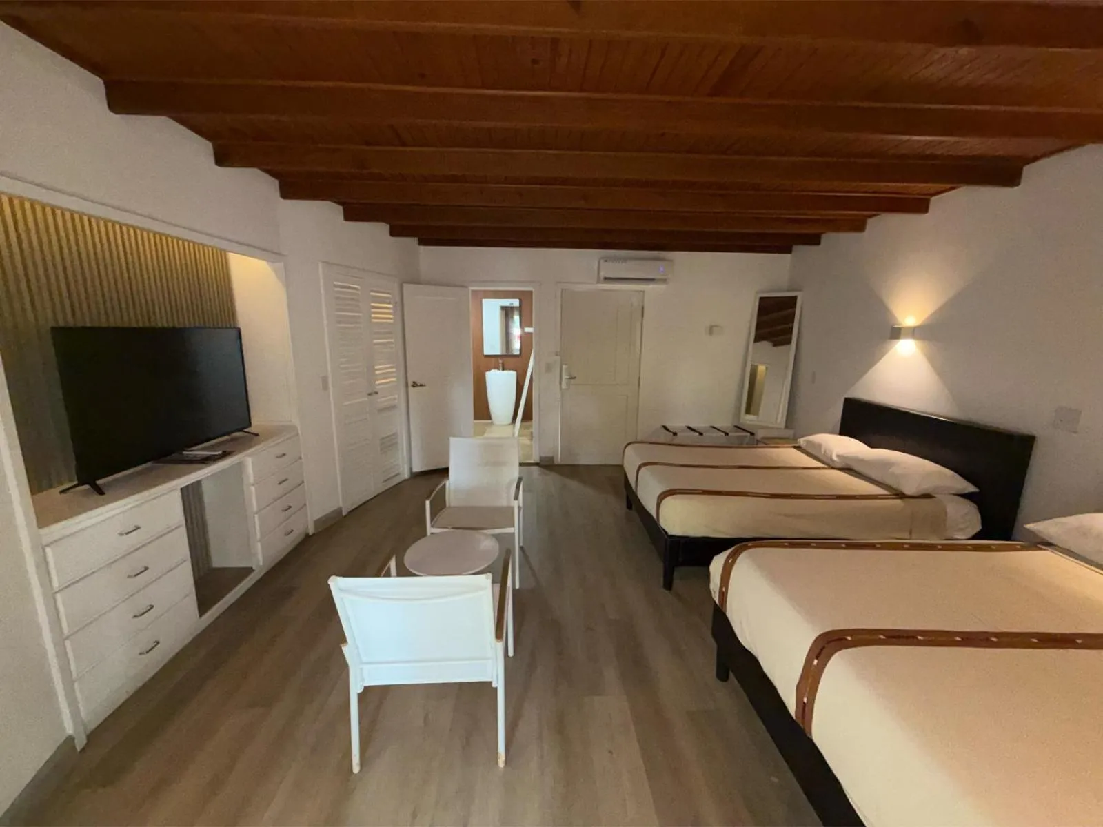 Photo of the whole room, Bed in Hotel Henry Morgan All Inclusive