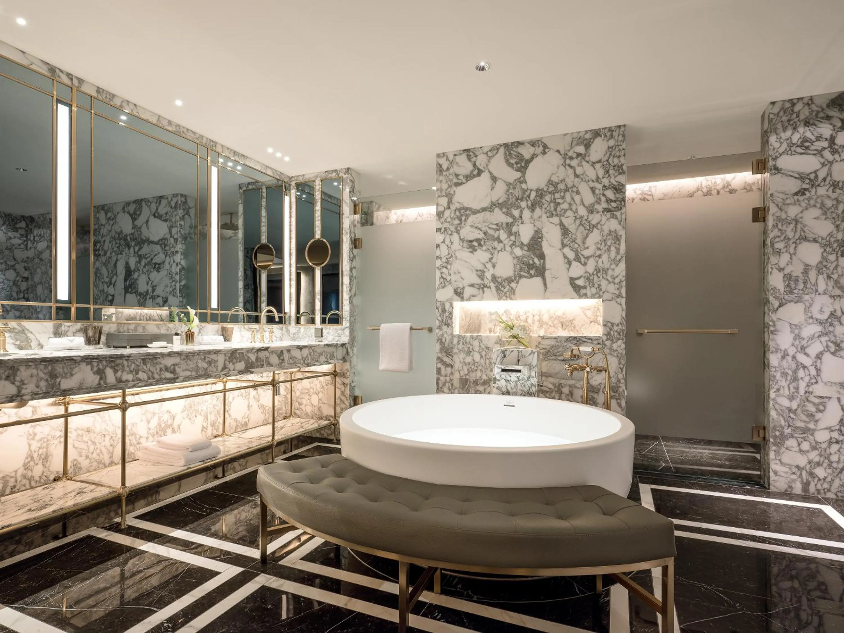 Bathroom in Art Paradiso, Paradise City