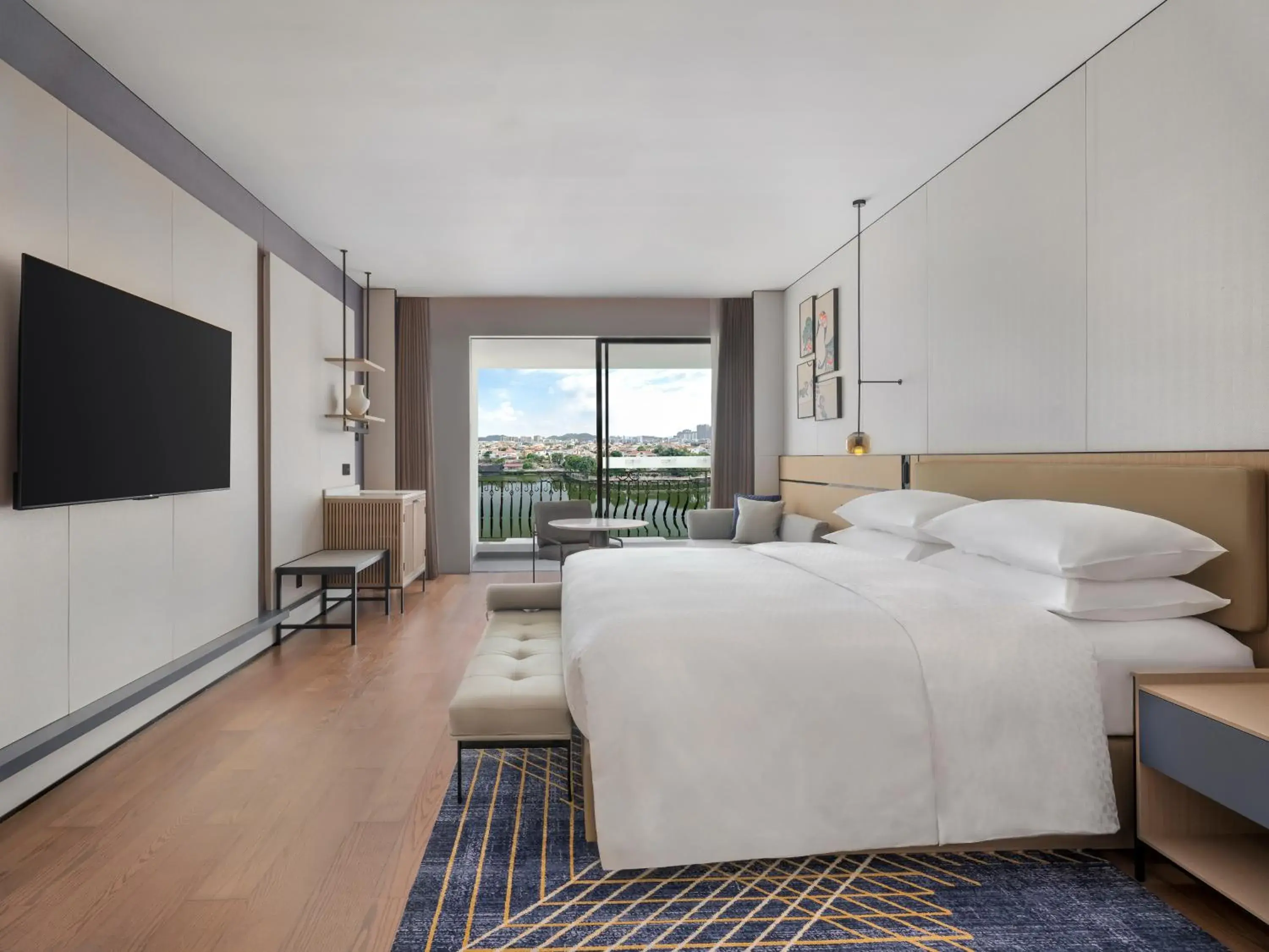 Lake View King Room in Four Points by Sheraton Yangjiang City Center Lake View King Room in Four Points by Sheraton Yangjiang City Center