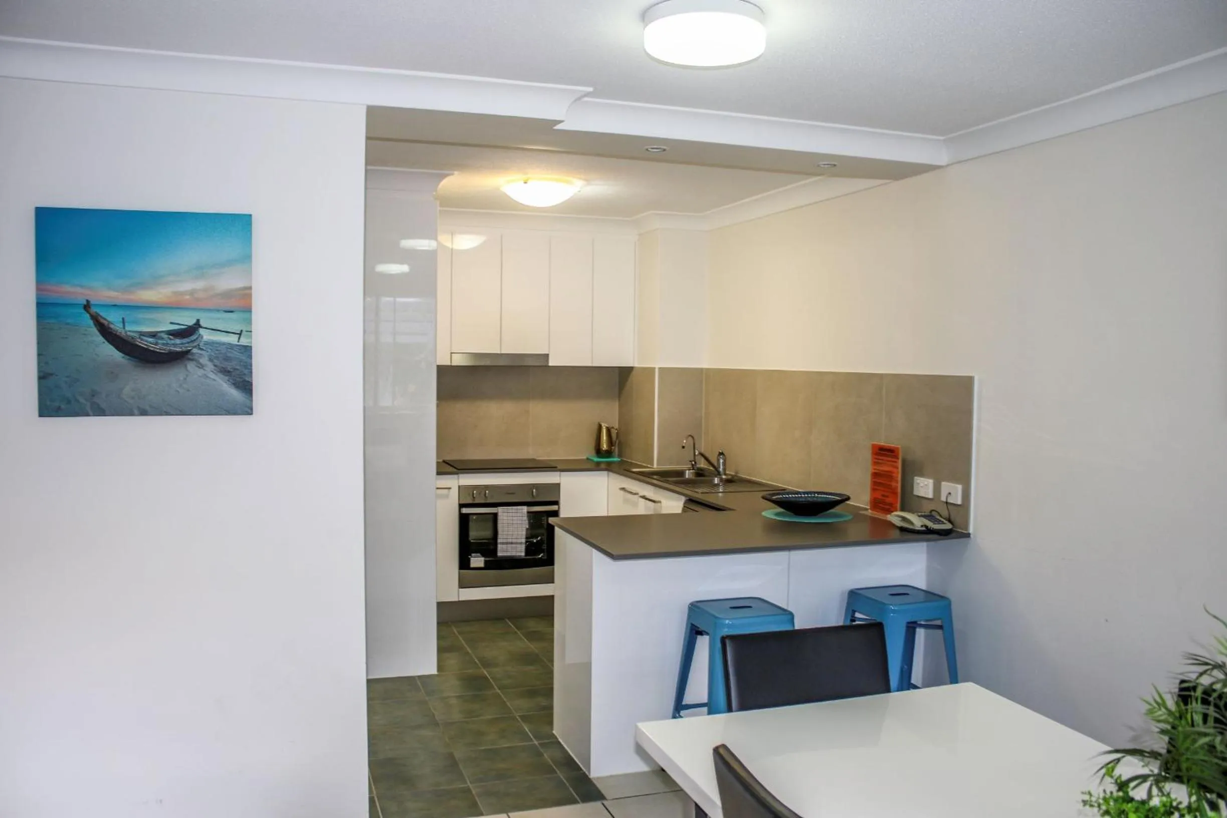 Kitchen or kitchenette in Surfers Beach Holiday Apartments