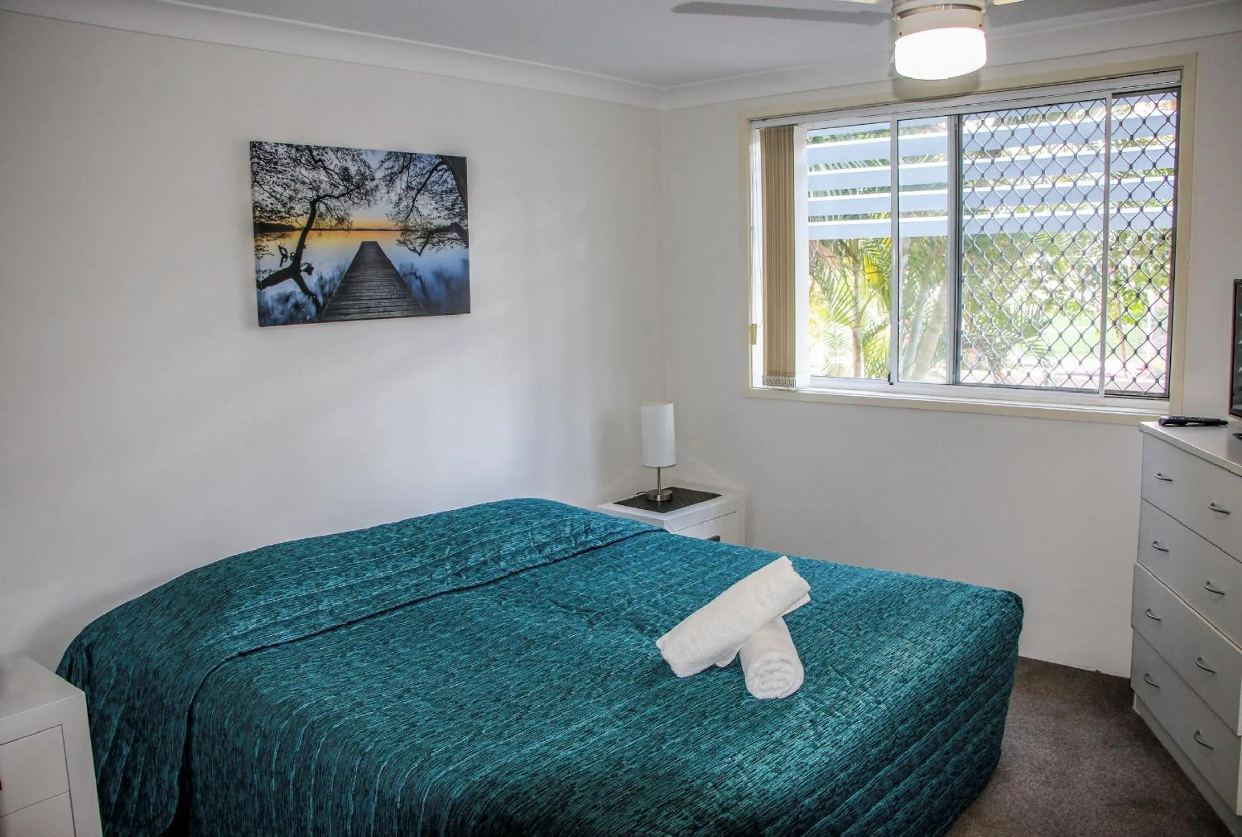 TV and multimedia, Bed in Surfers Beach Holiday Apartments