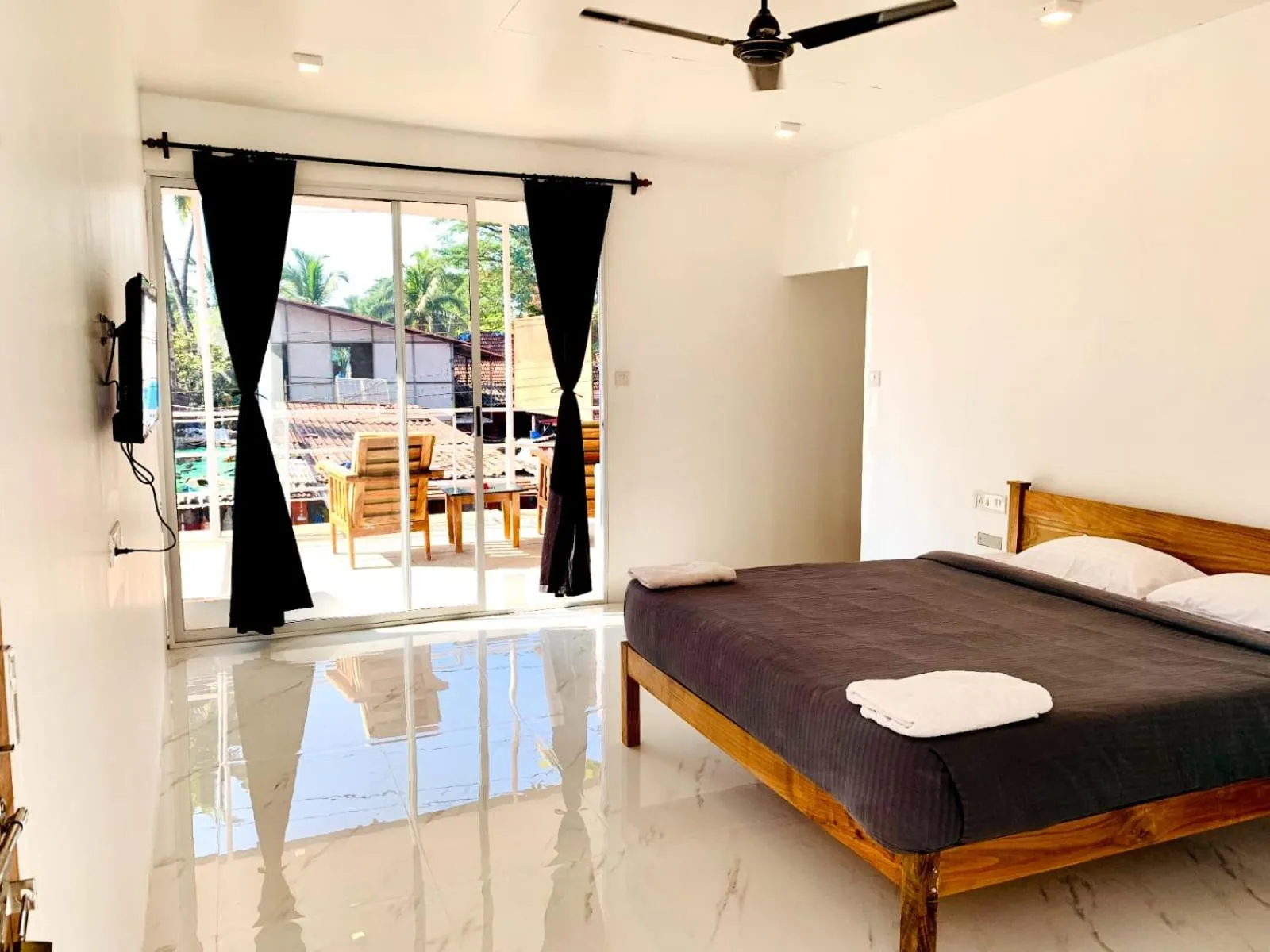 Bed in Crystall Goa, Onyx Edition