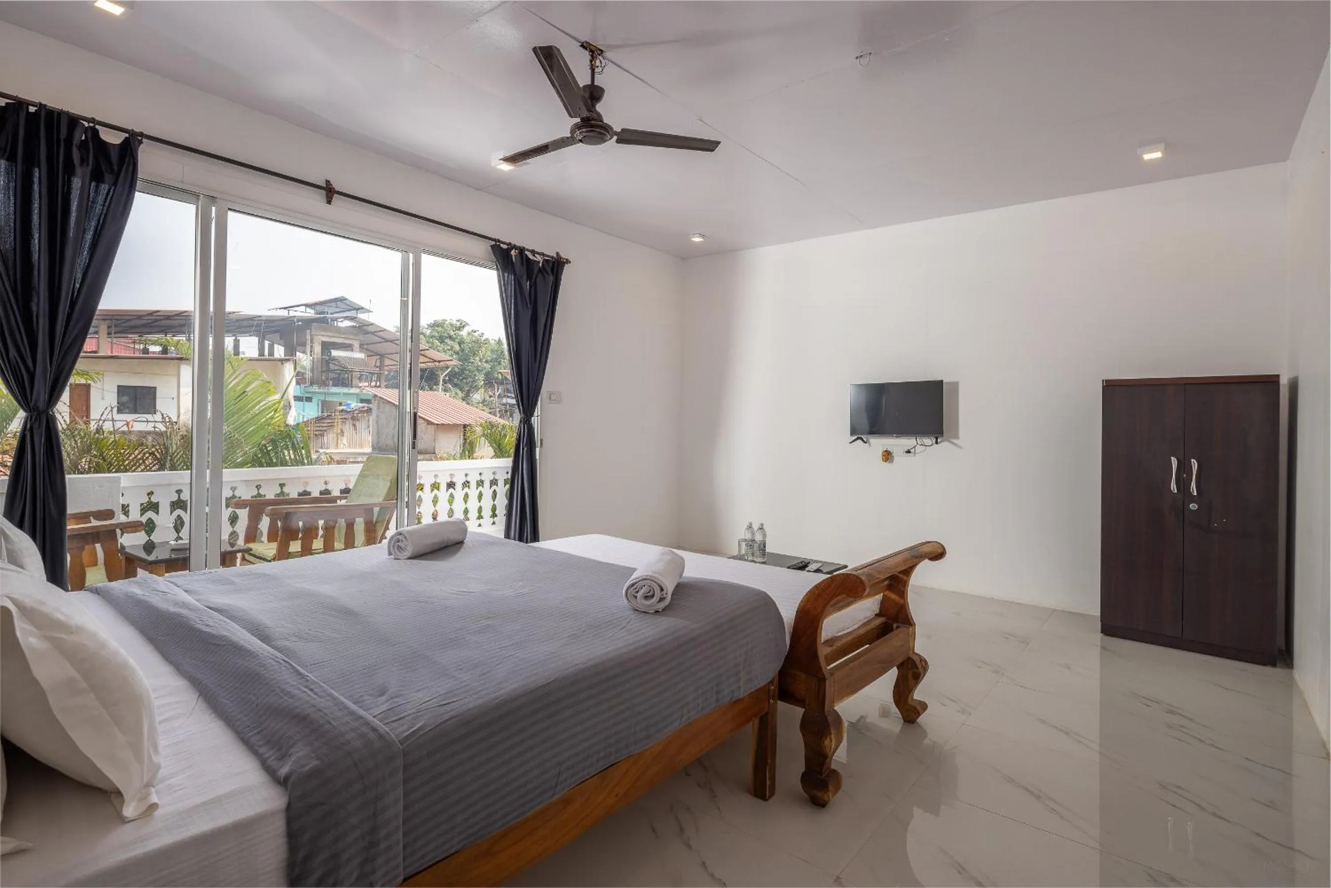 Bed in Crystall Goa, Onyx Edition