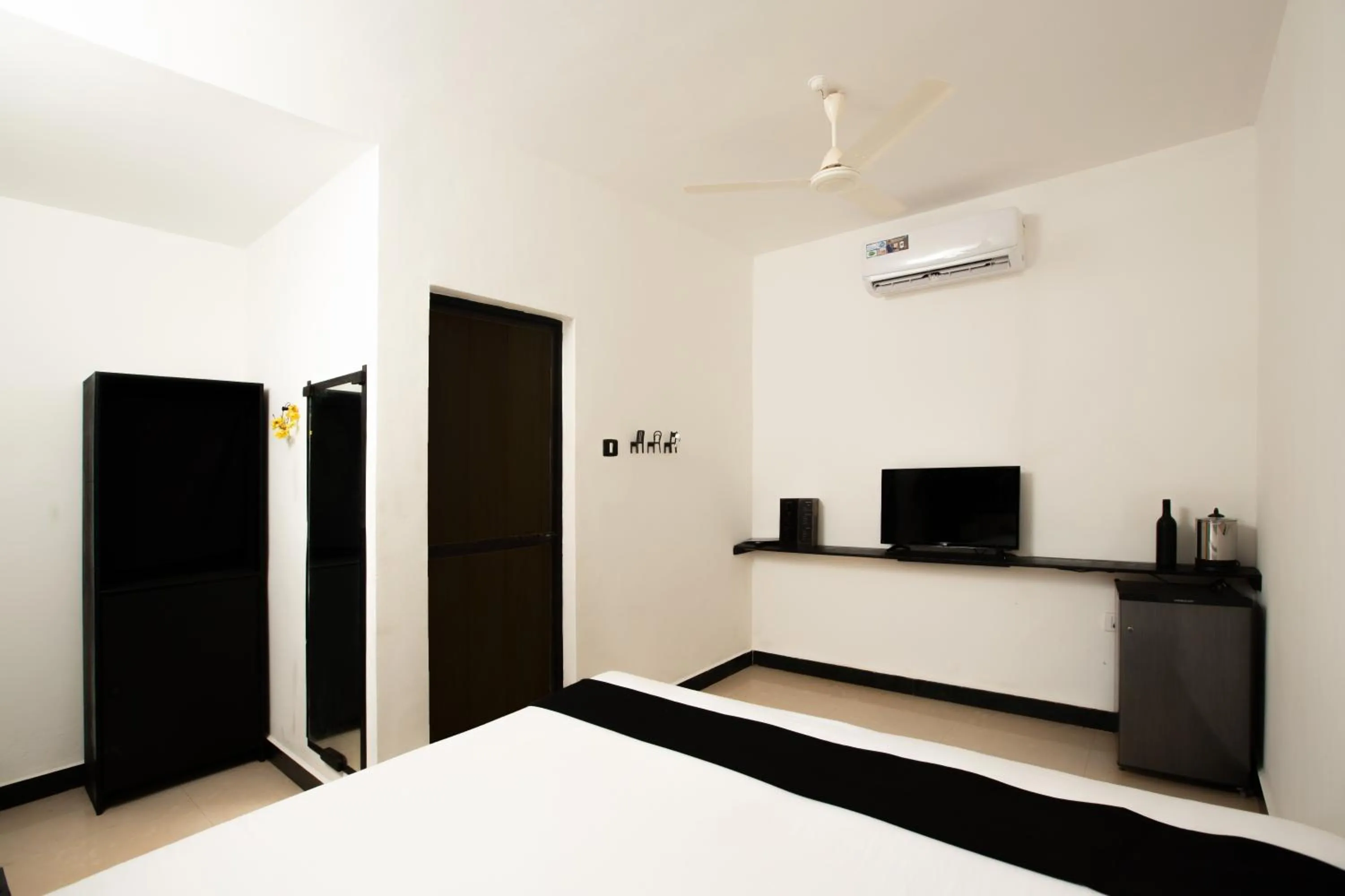 TV and multimedia, Bed in Crystall Goa, Onyx Edition
