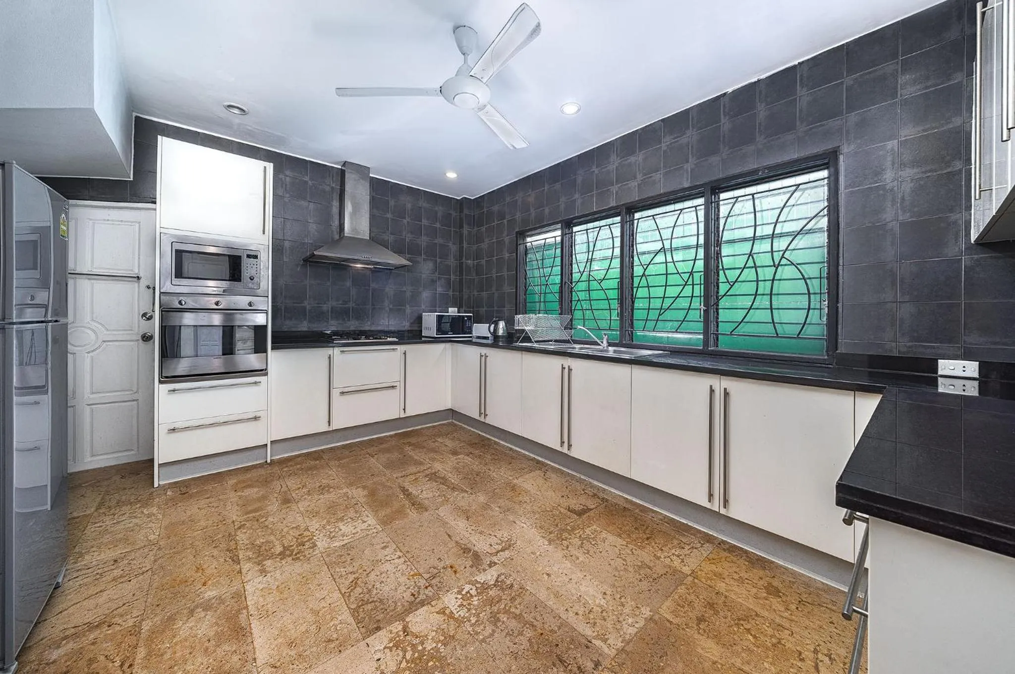 Kitchen or kitchenette in Chaweng Lakeview Residence