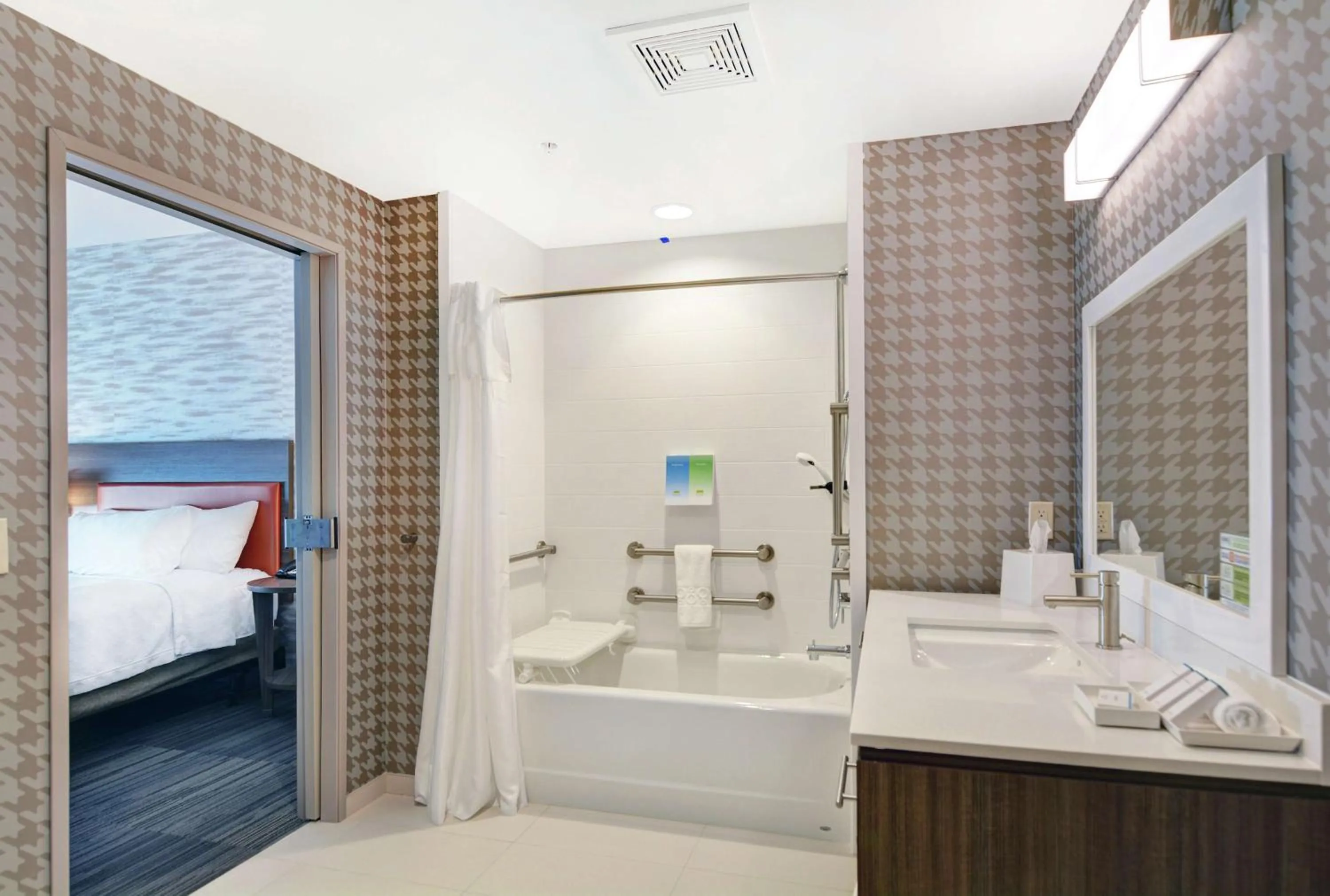 Bathroom, Bed in Home2 Suites By Hilton Grand Junction Northwest