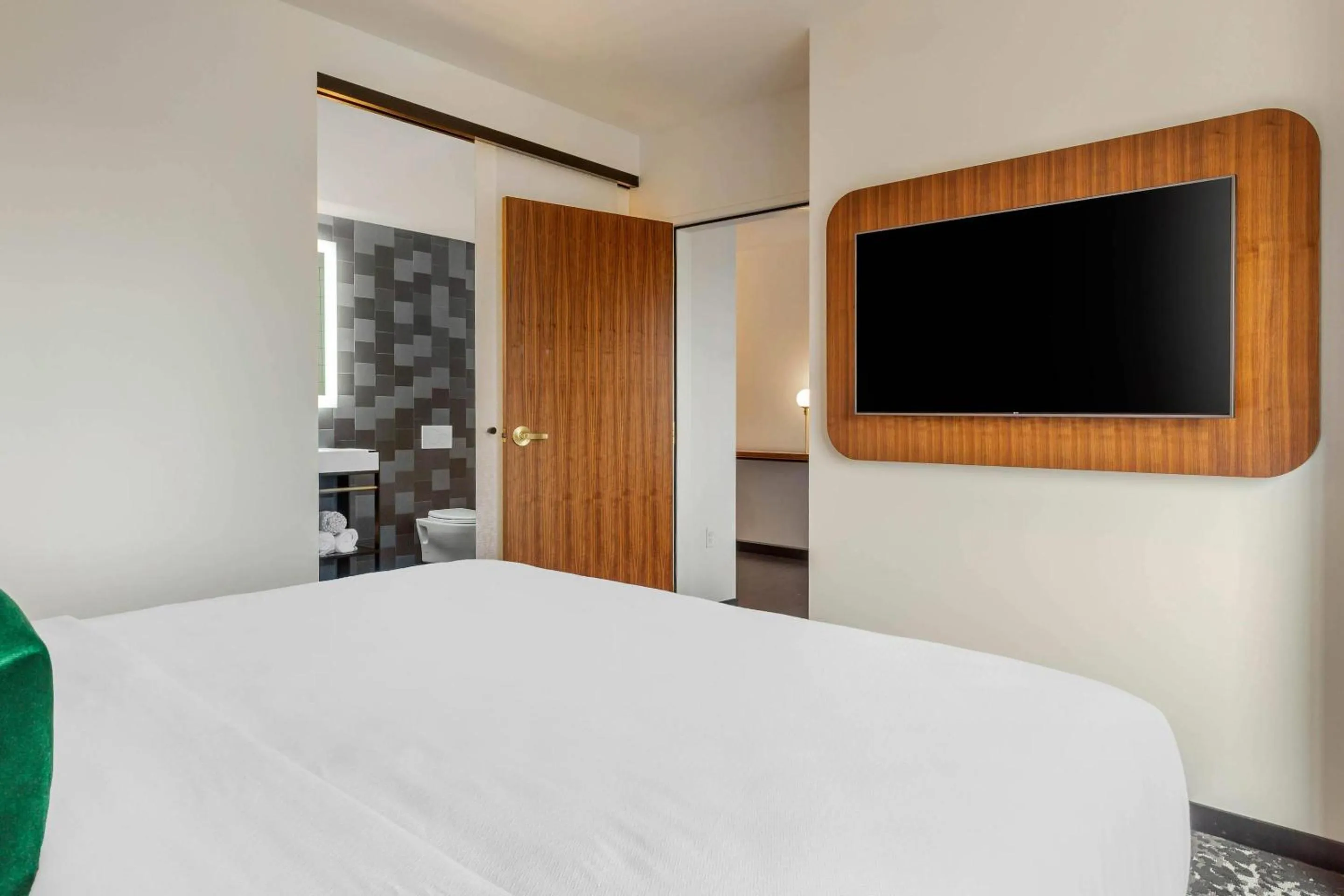 Bedroom, Bed in Cambria Hotel Boston Downtown - Seaport