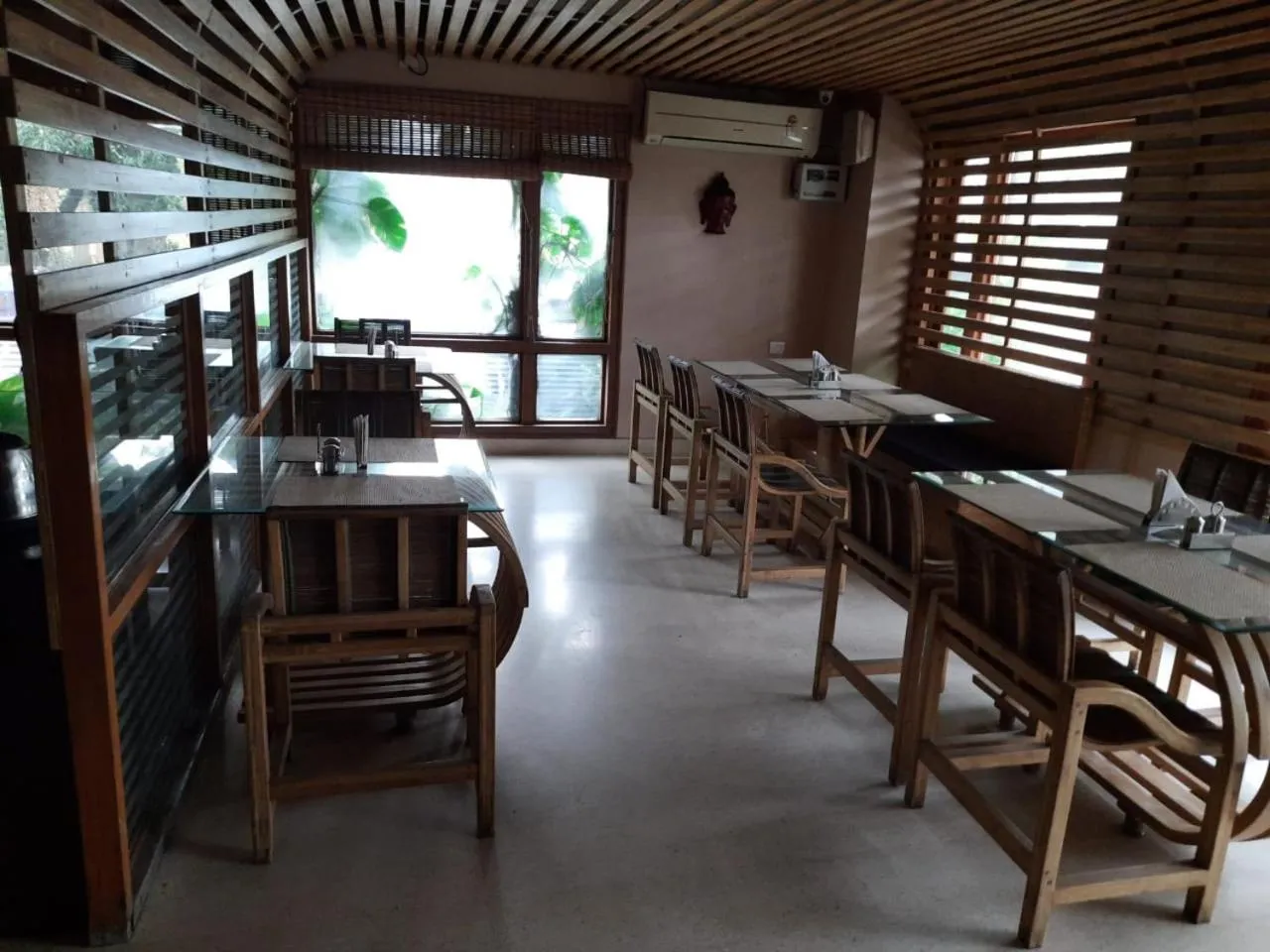 Restaurant/places to eat in Hotel Rains Inn