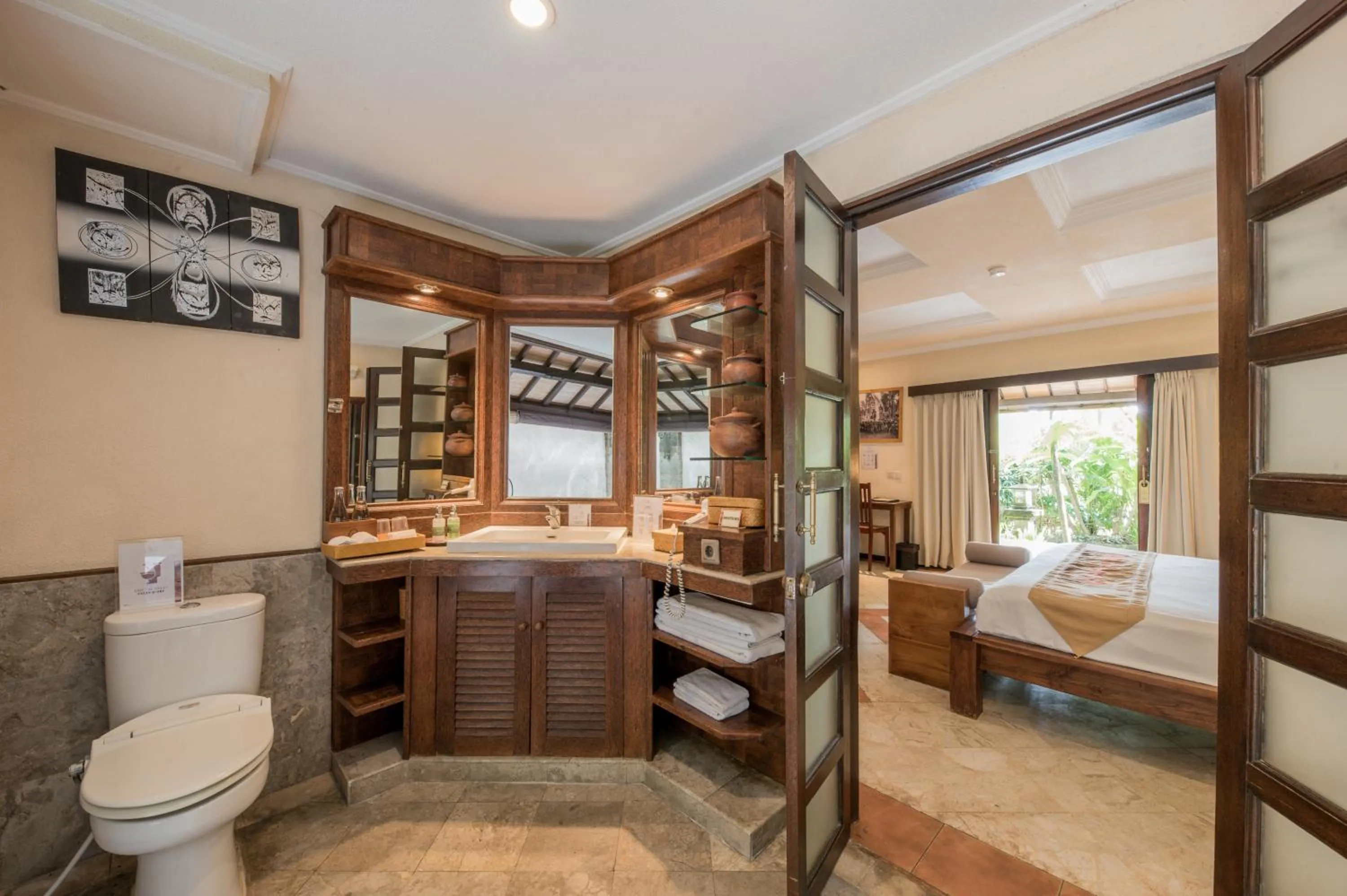 Bathroom, Bed in Hotel Vila Lumbung