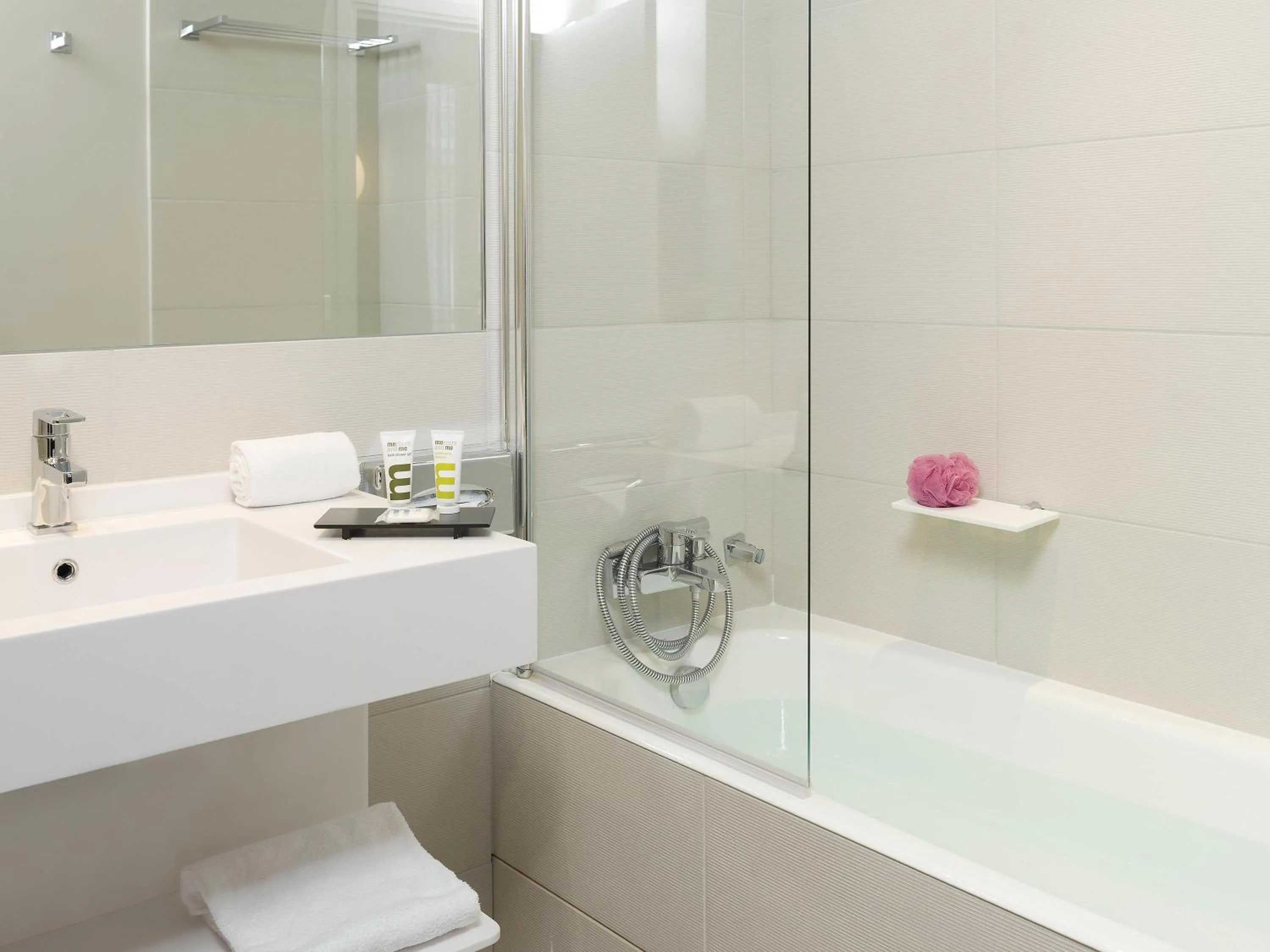 Bedroom in Mercure Paris Levallois