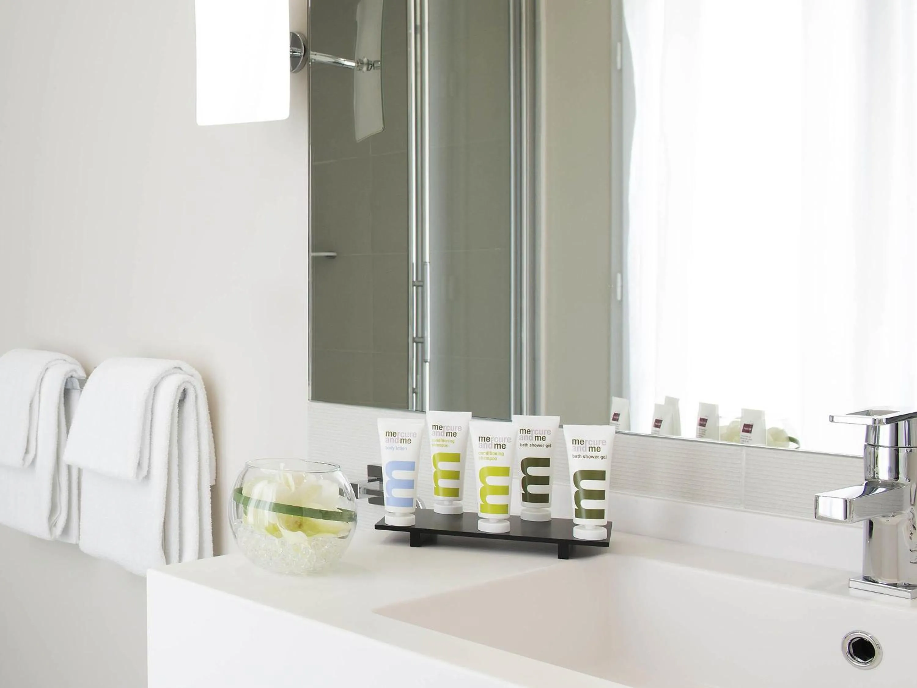 Bedroom in Mercure Paris Levallois