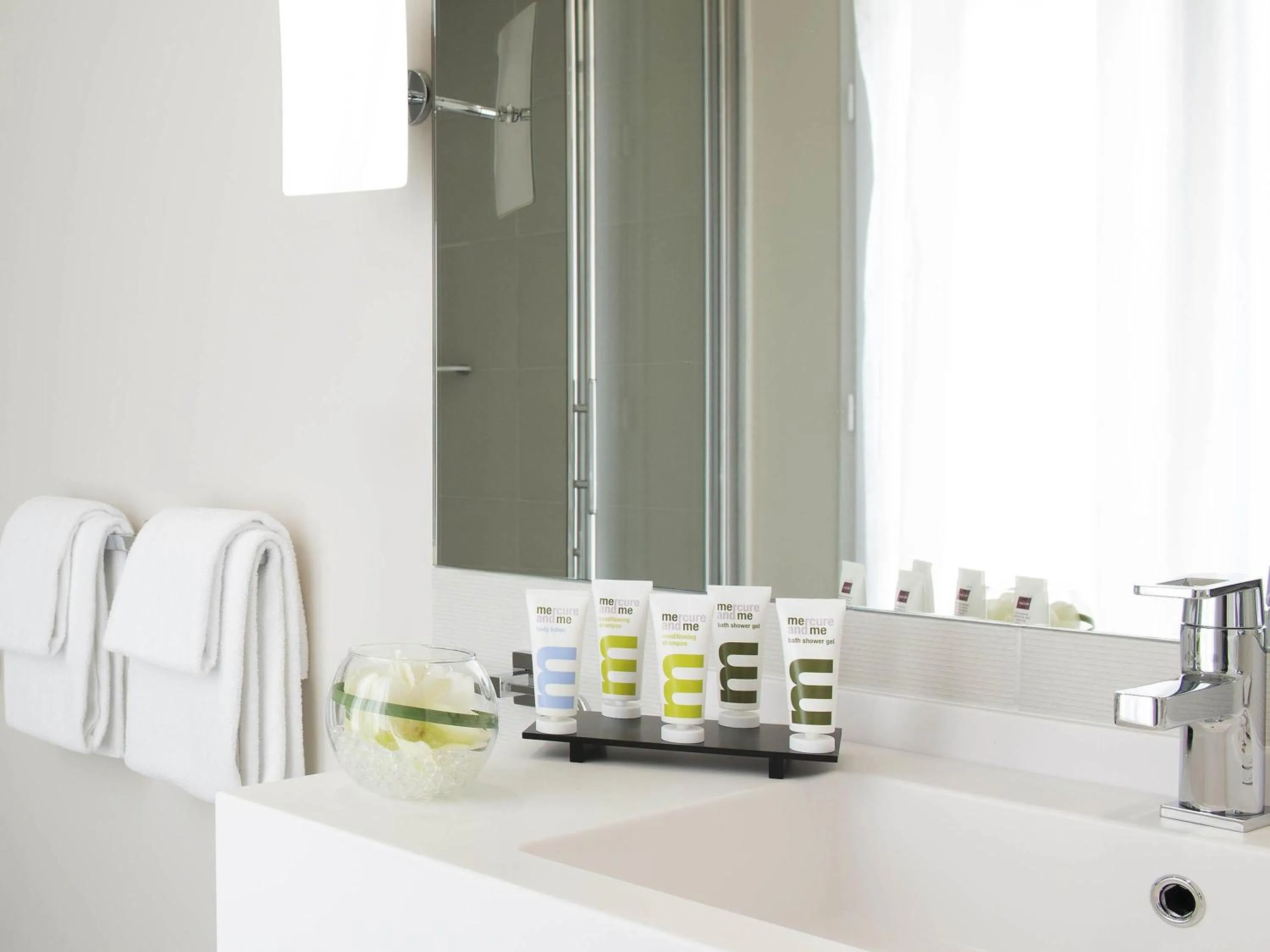 Bedroom in Mercure Paris Levallois