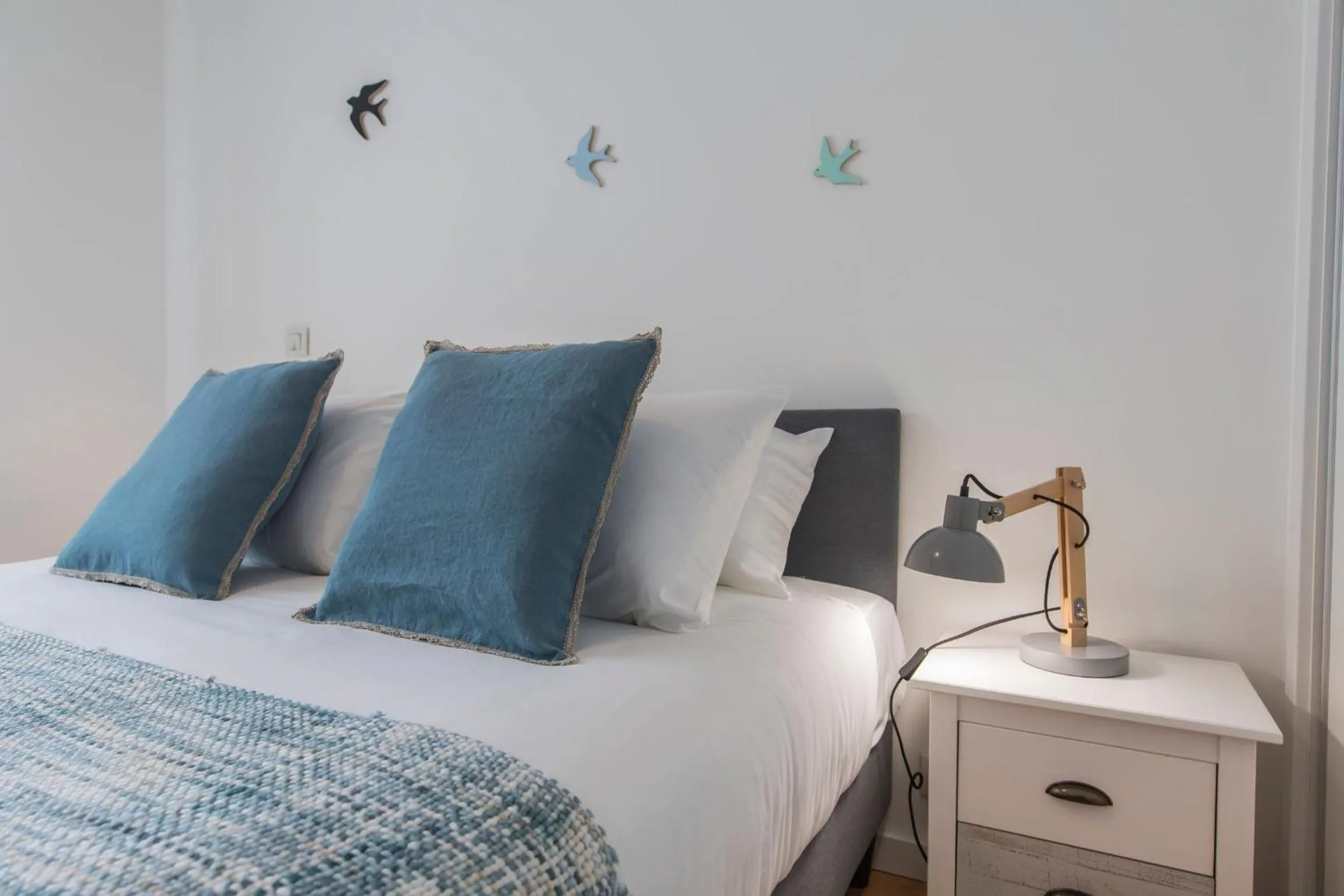 Bed in LovelyStay - Family-Friendly Apartment Downtown