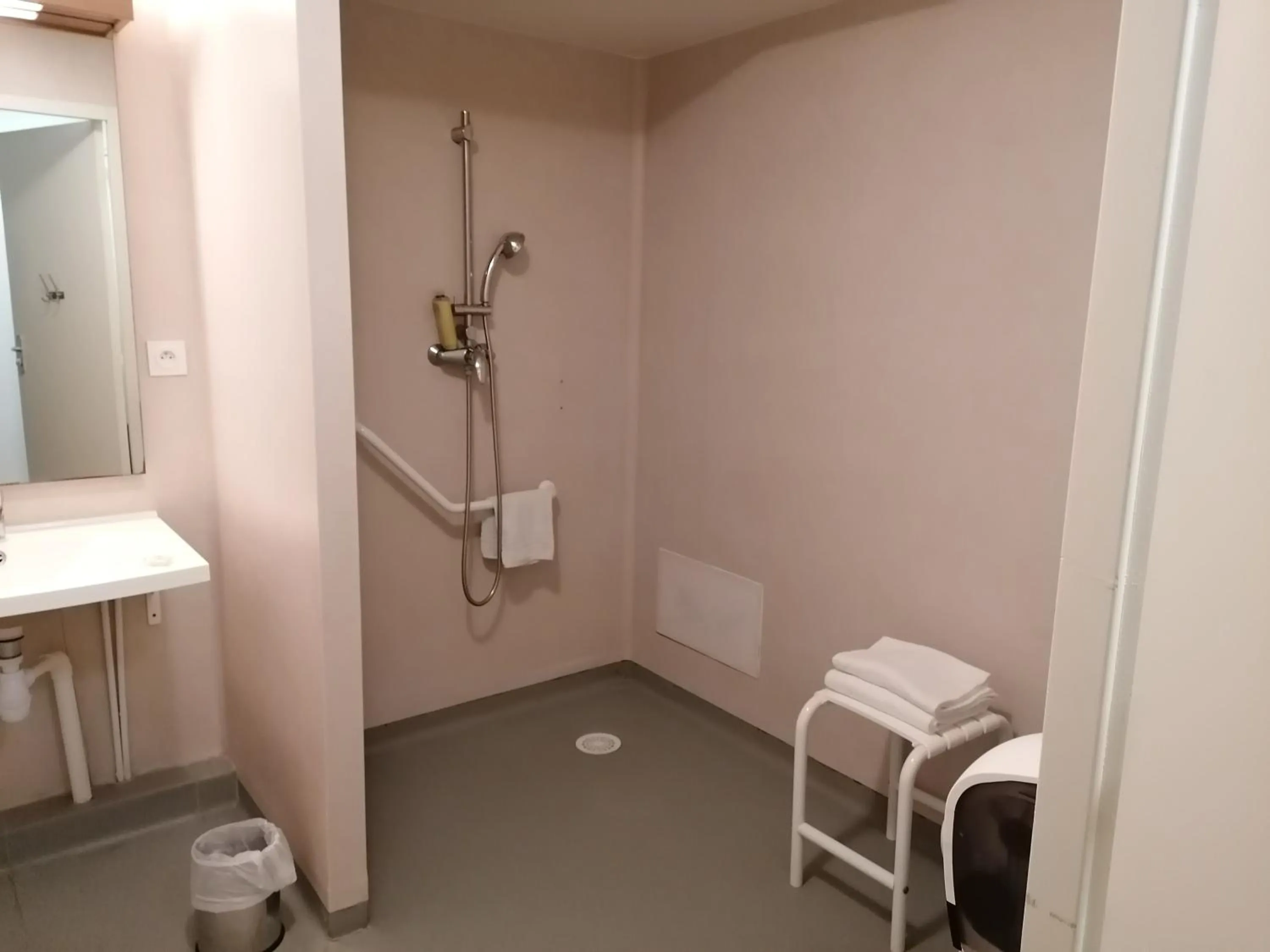 Toilet in Terres de France - Appart'Hotel Quimper Bretagne