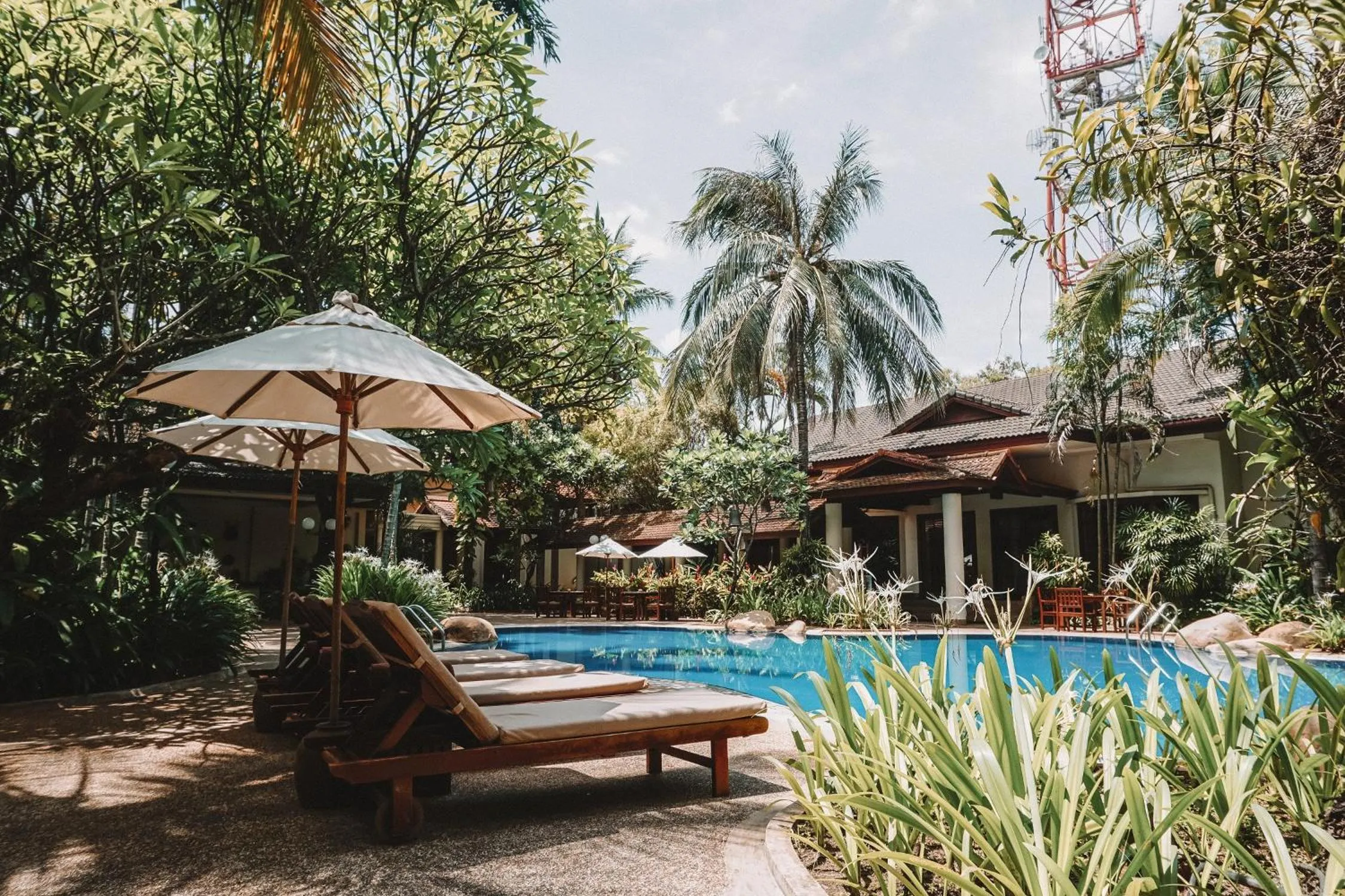 Swimming pool in Settha Palace Hotel
