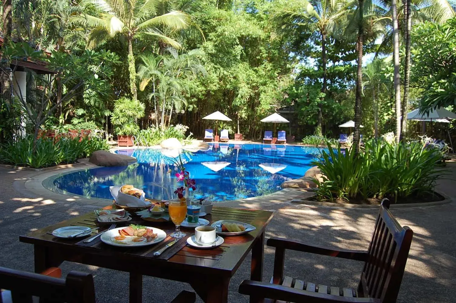 Swimming pool in Settha Palace Hotel