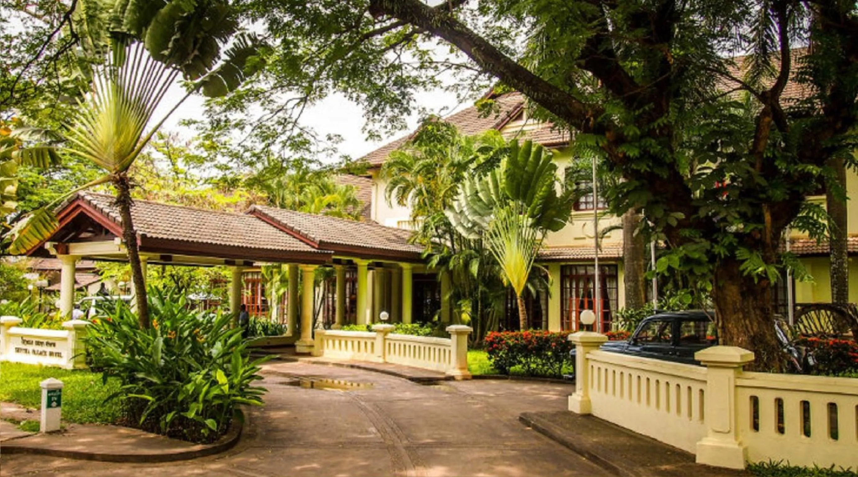 Facade/entrance in Settha Palace Hotel