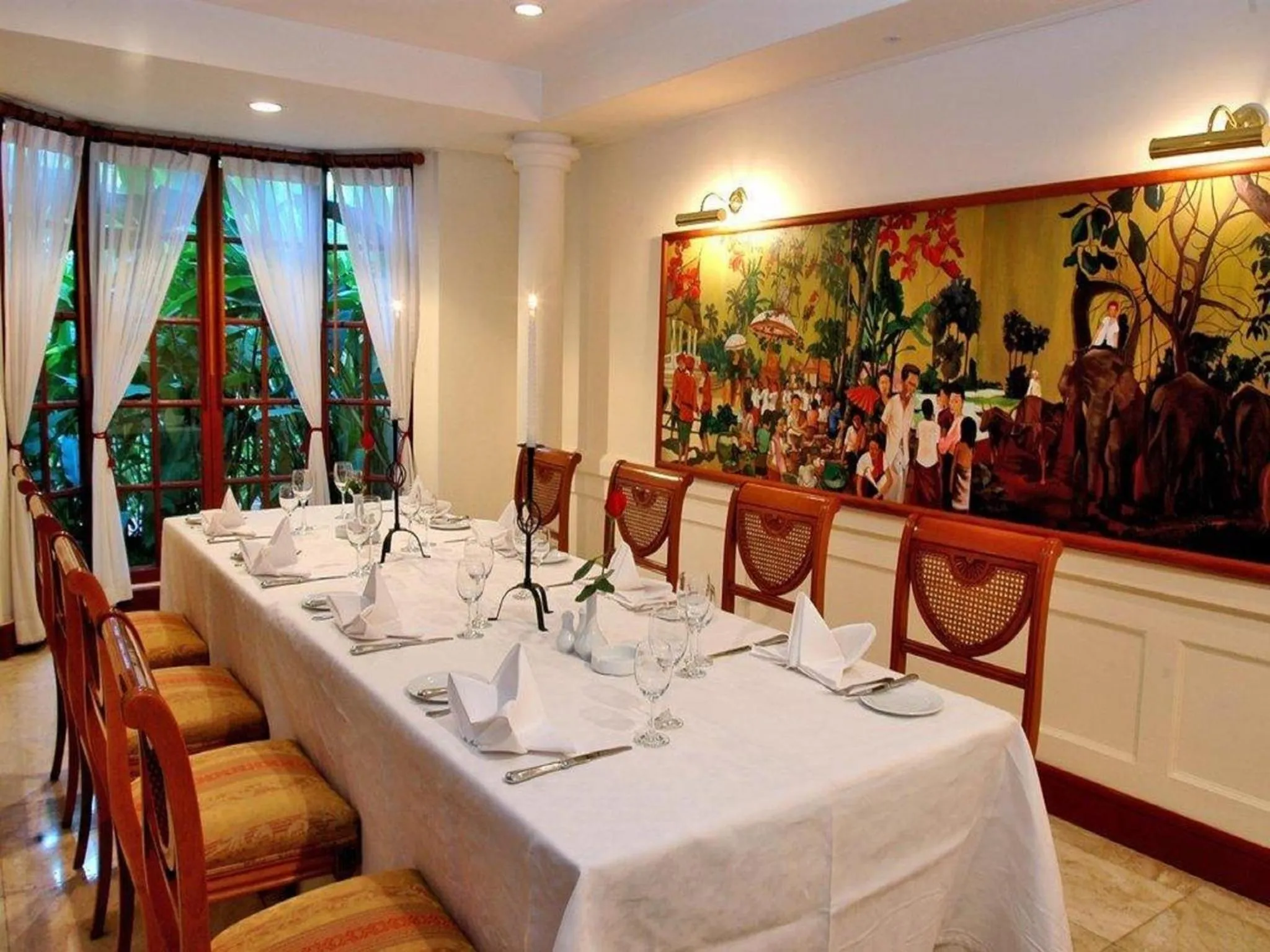 Restaurant/places to eat in Settha Palace Hotel