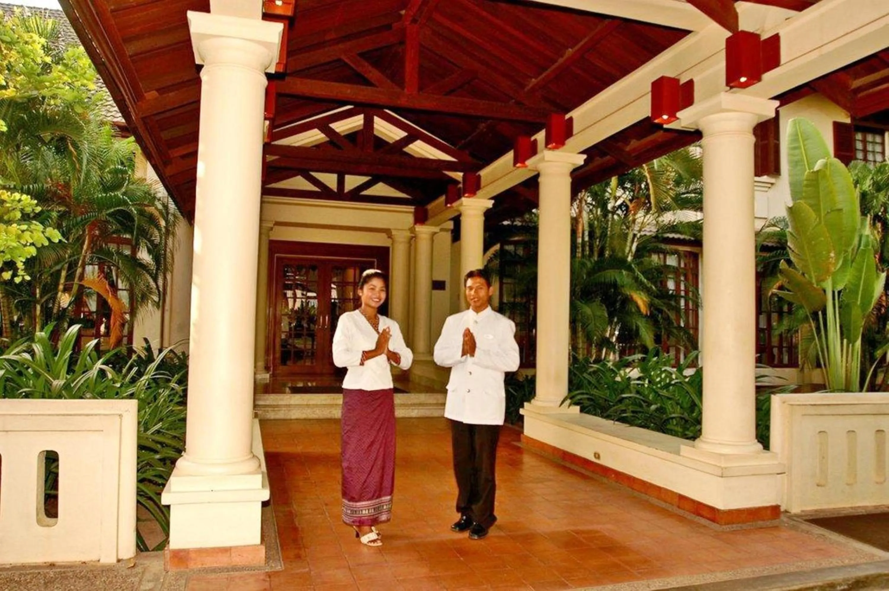 Facade/entrance in Settha Palace Hotel
