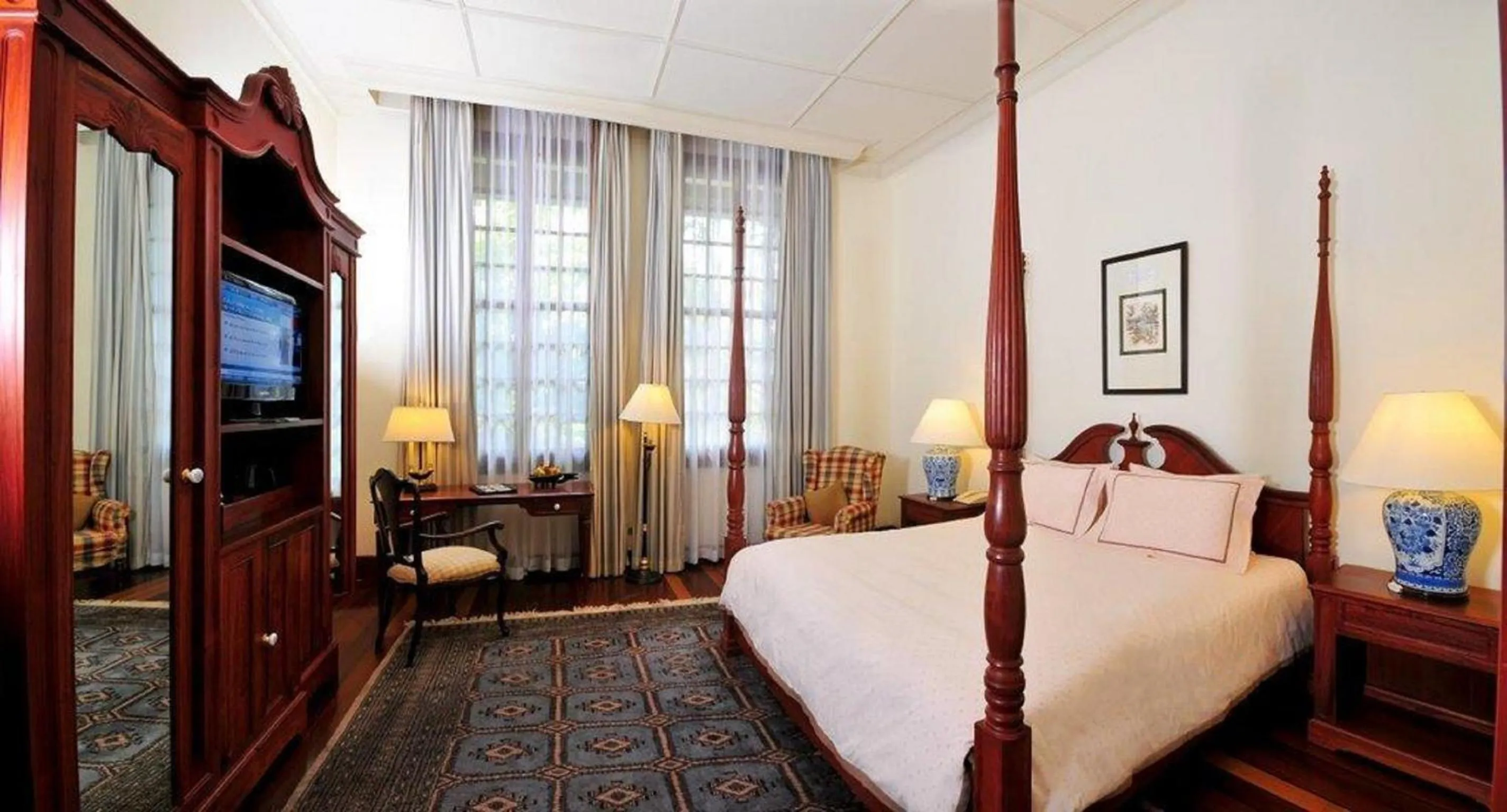 Bed in Settha Palace Hotel