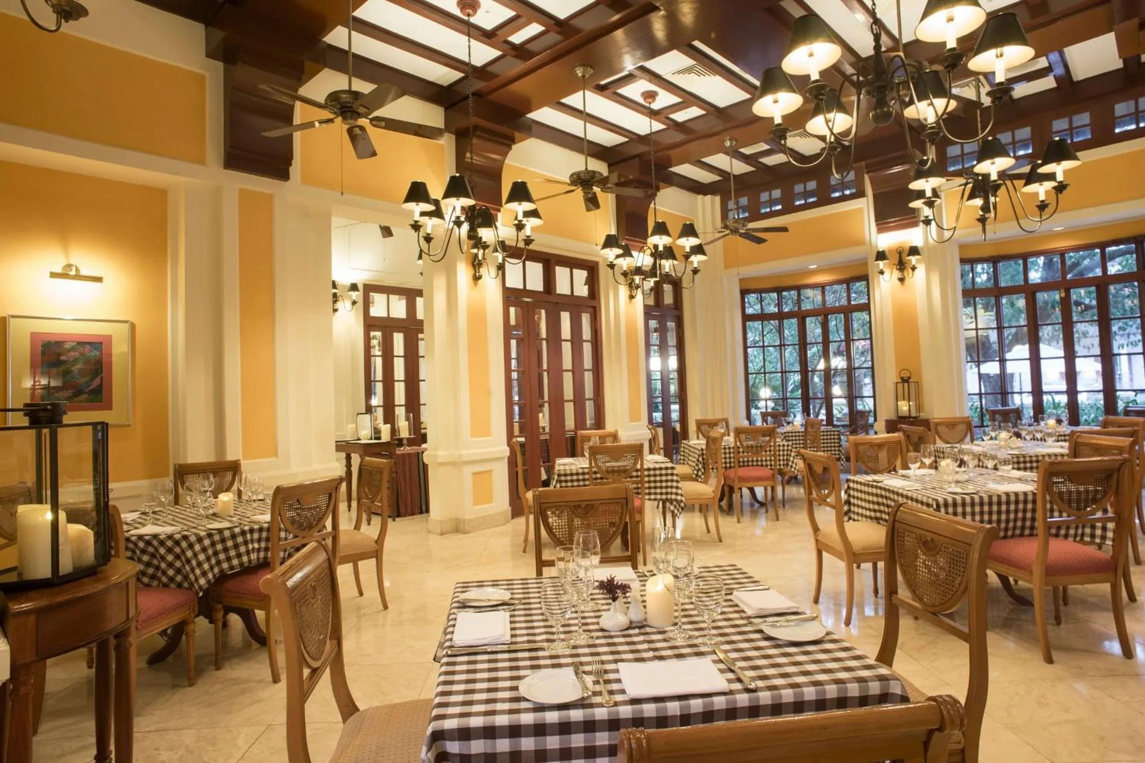 Restaurant/places to eat in Settha Palace Hotel