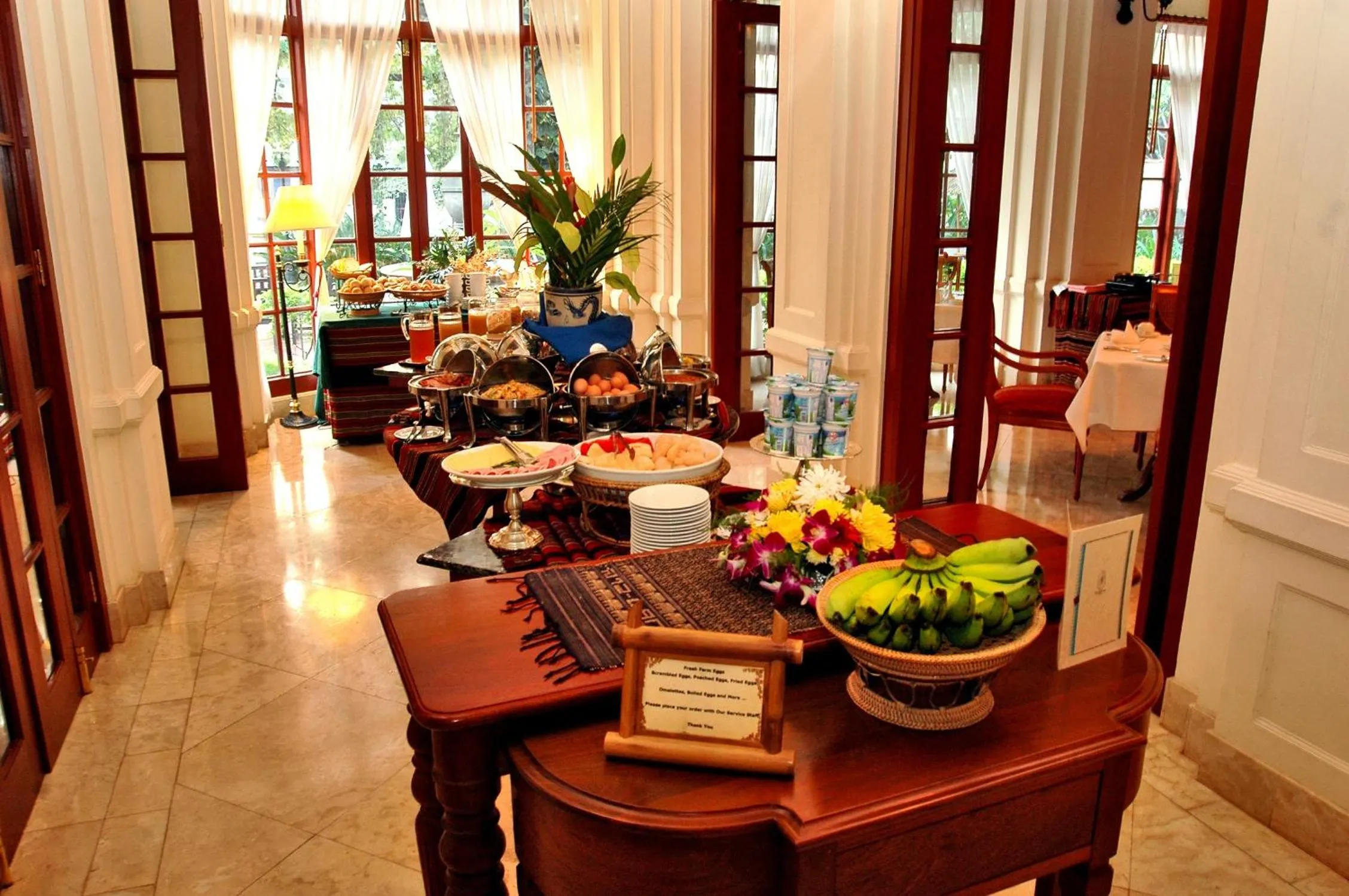 Buffet breakfast in Settha Palace Hotel