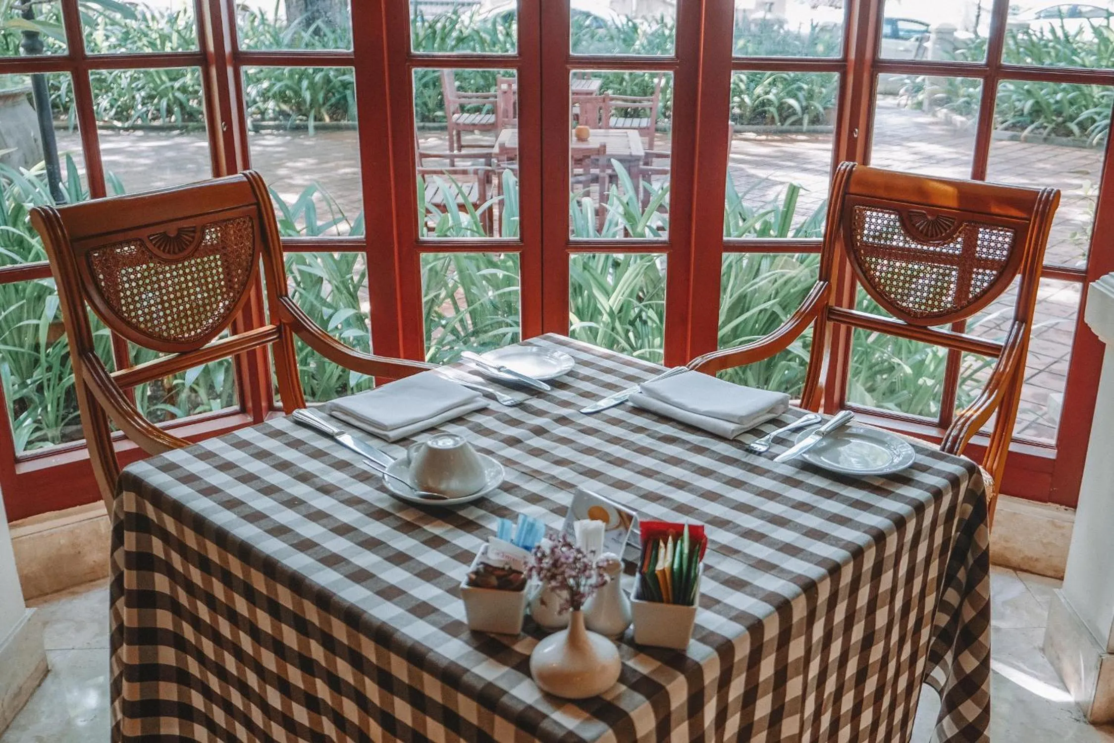 Restaurant/places to eat in Settha Palace Hotel