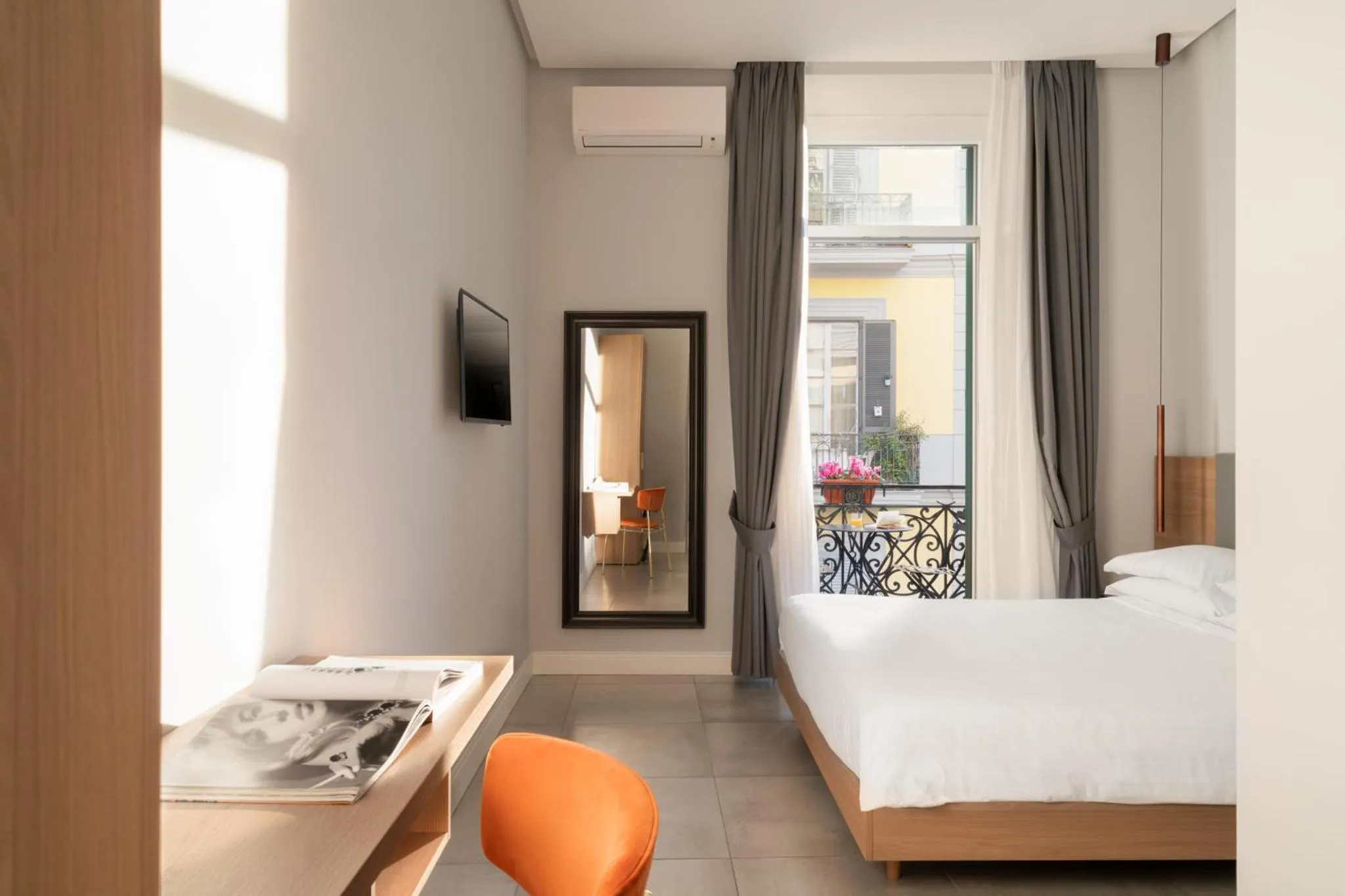 TV and multimedia, Bed in The Grey