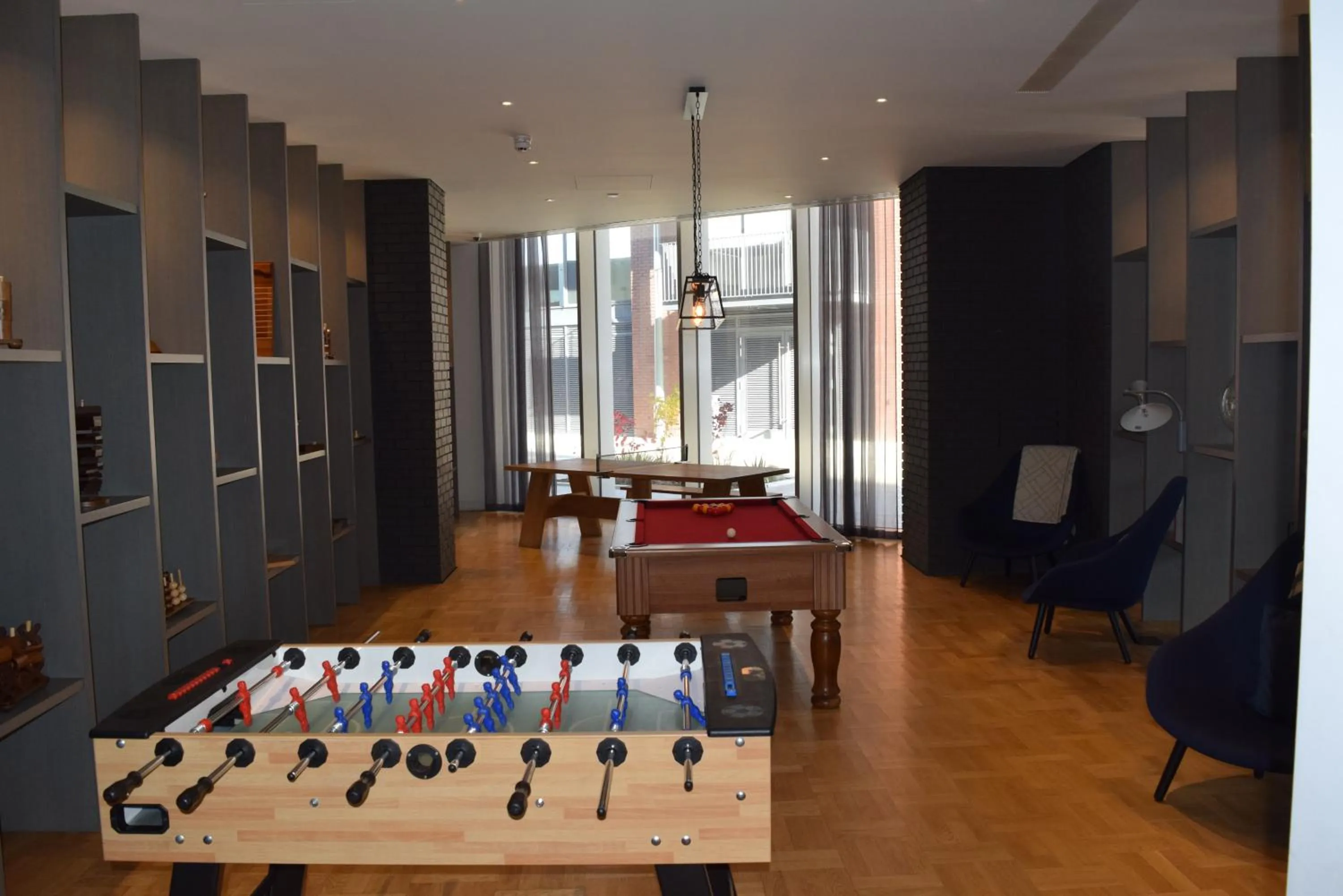 Communal lounge/ TV room in London City Island 3 Bedroom Luxury Apartments, Canary Wharf