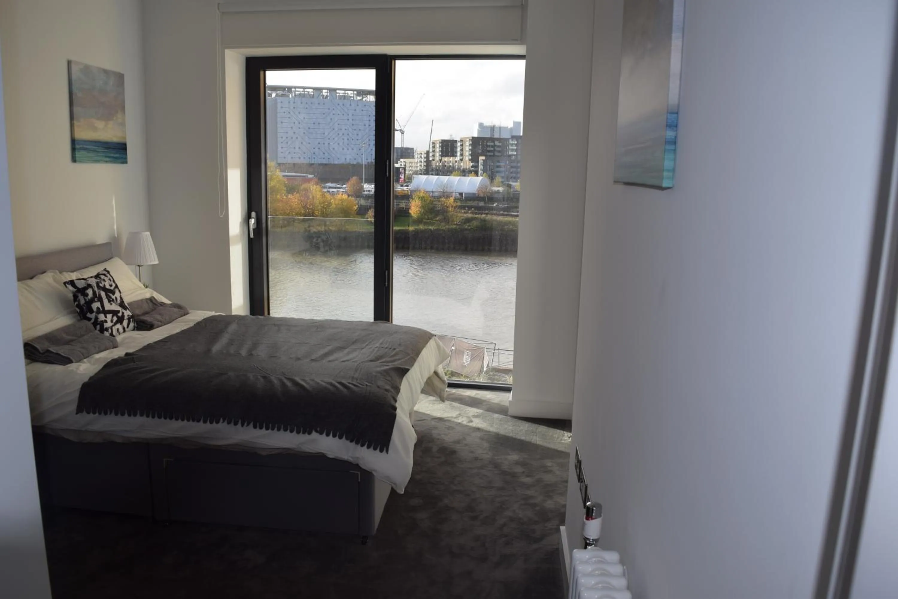 Bedroom, Bed in London City Island 3 Bedroom Luxury Apartments, Canary Wharf