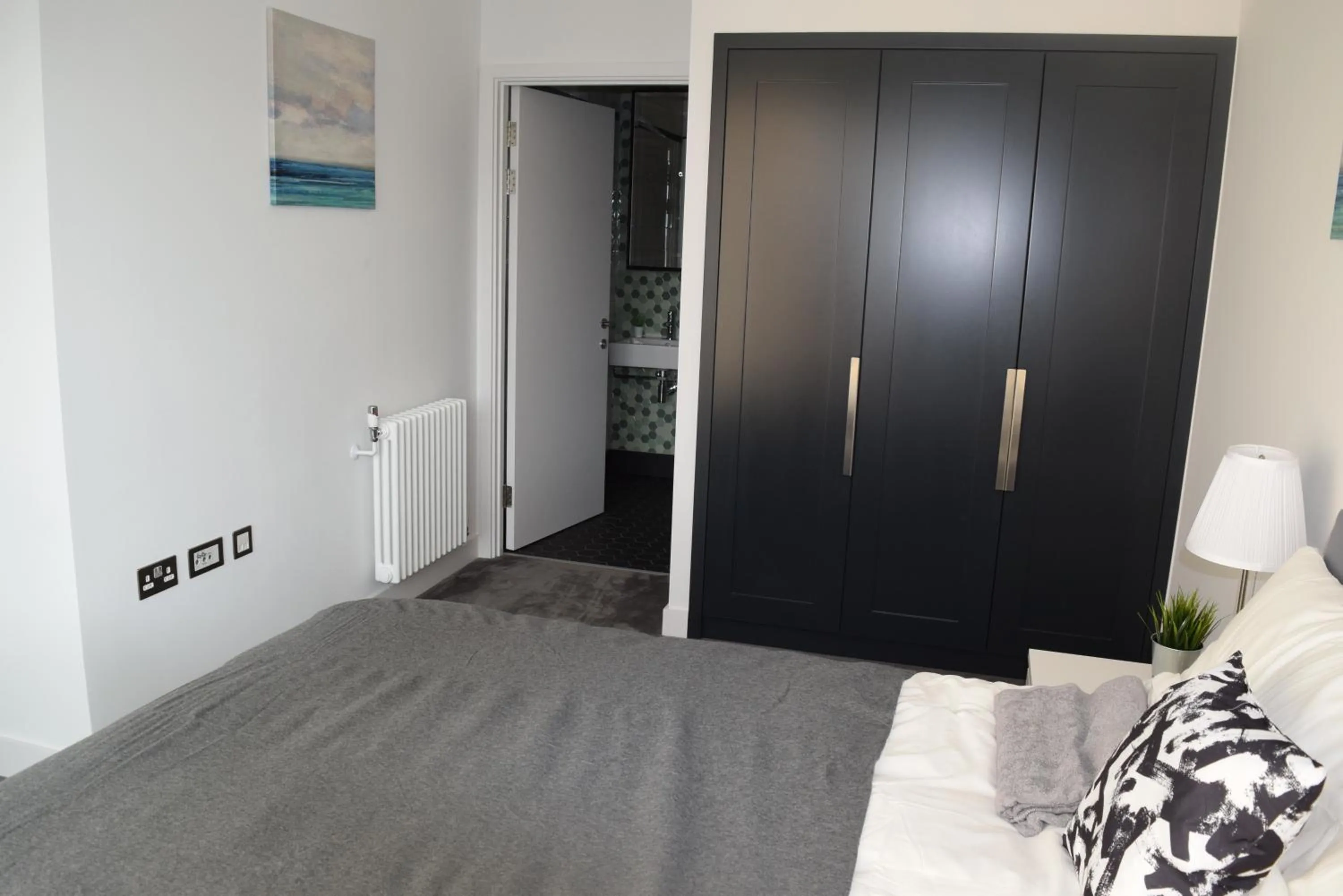 Bedroom, Bed in London City Island 3 Bedroom Luxury Apartments, Canary Wharf