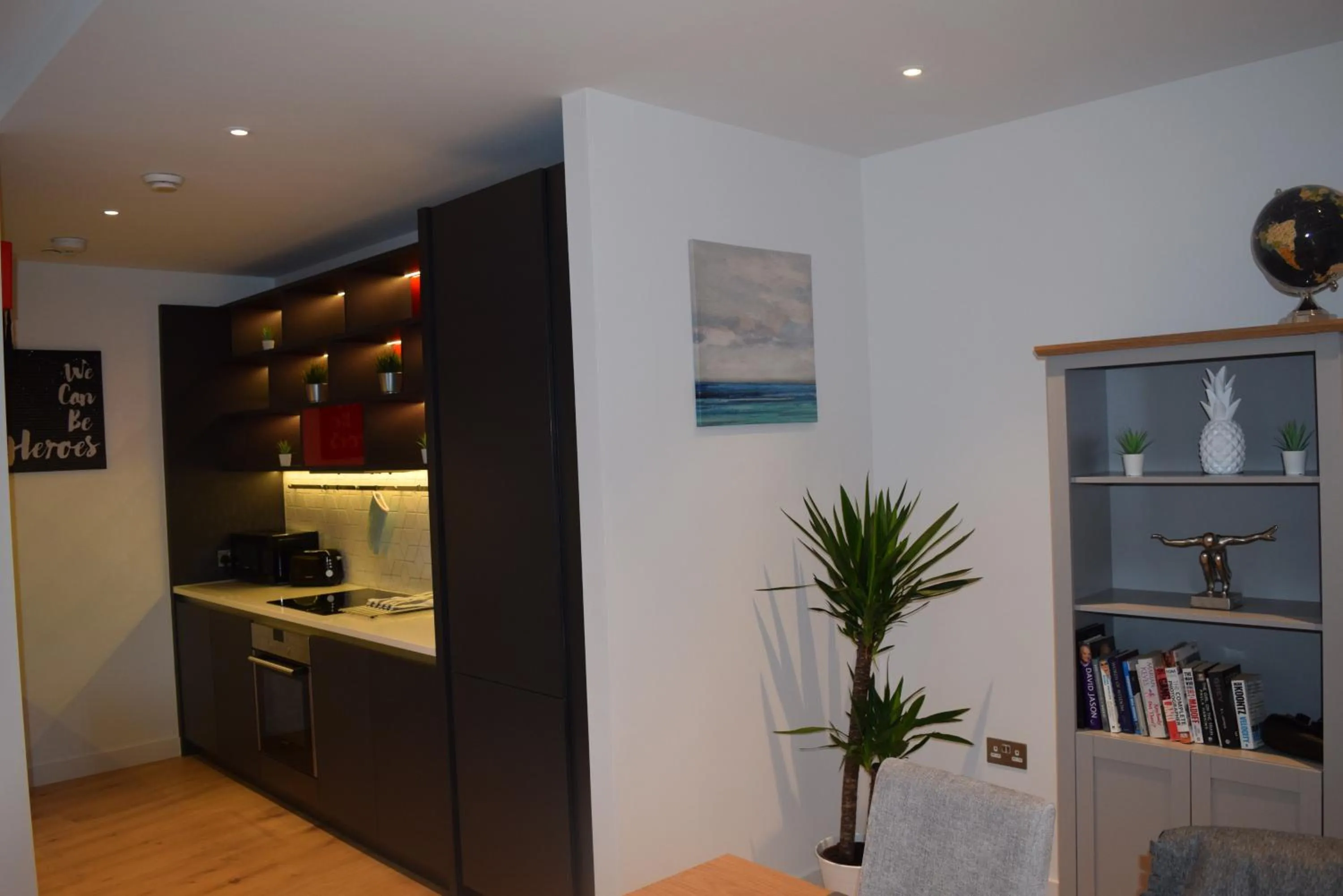 Kitchen or kitchenette in London City Island 3 Bedroom Luxury Apartments, Canary Wharf