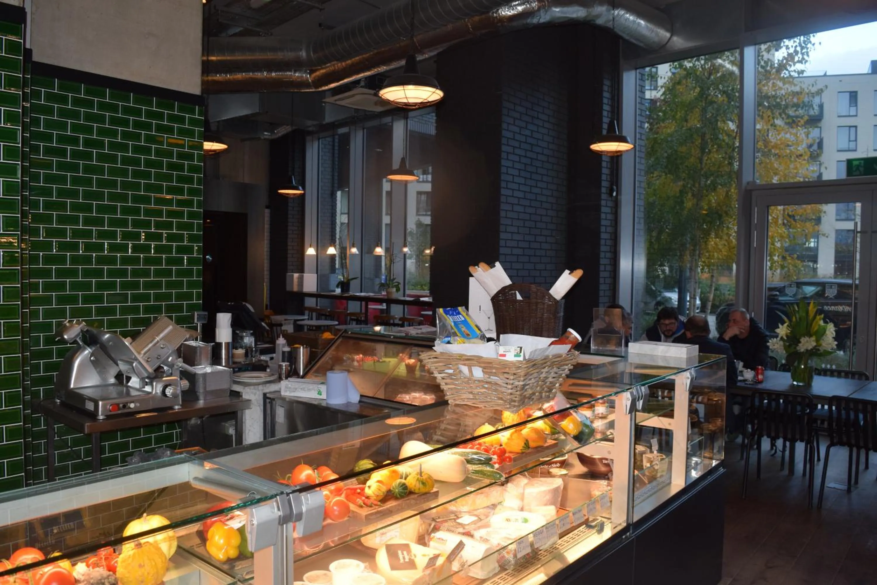 Restaurant/places to eat in London City Island 3 Bedroom Luxury Apartments, Canary Wharf