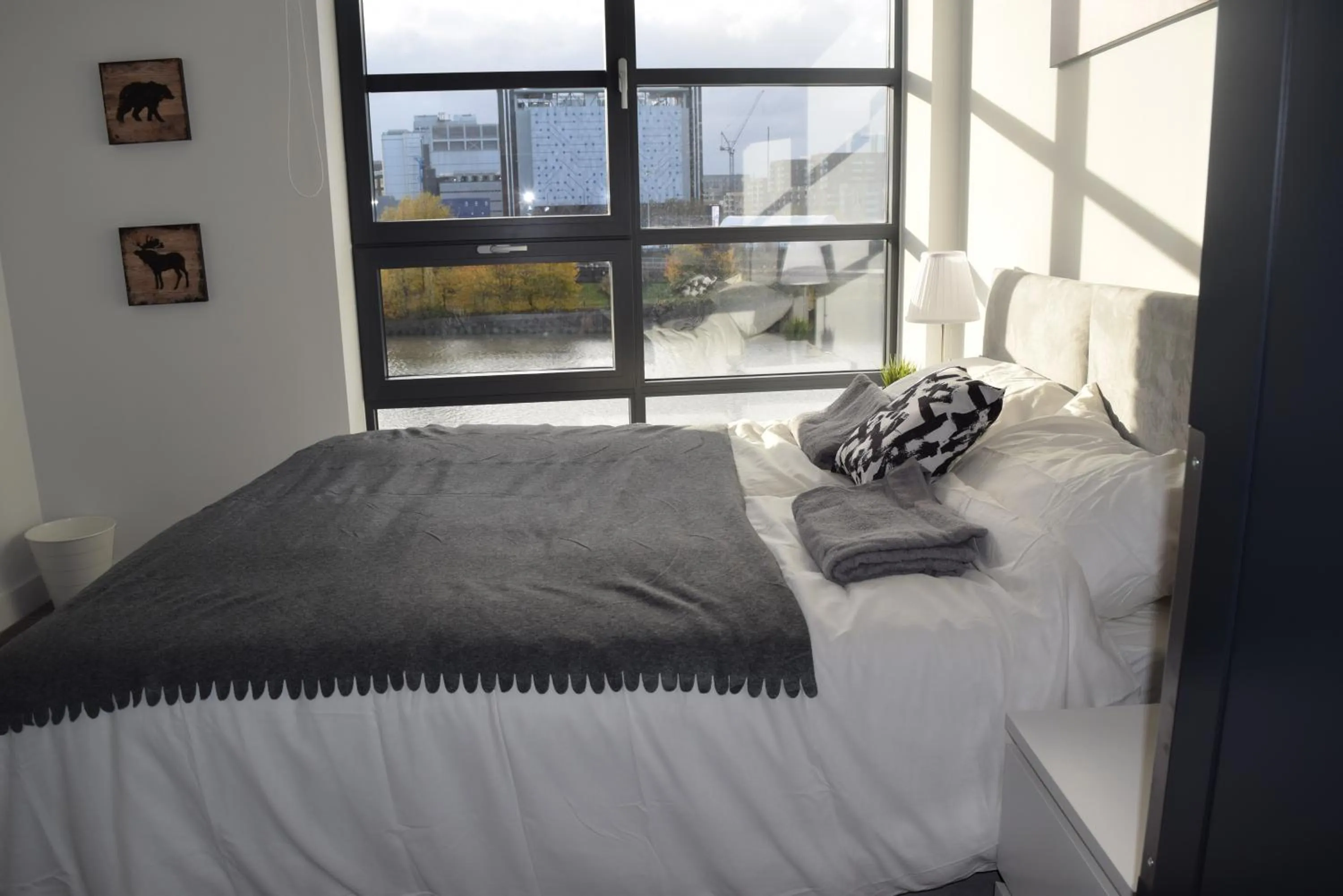 Bedroom, Bed in London City Island 3 Bedroom Luxury Apartments, Canary Wharf
