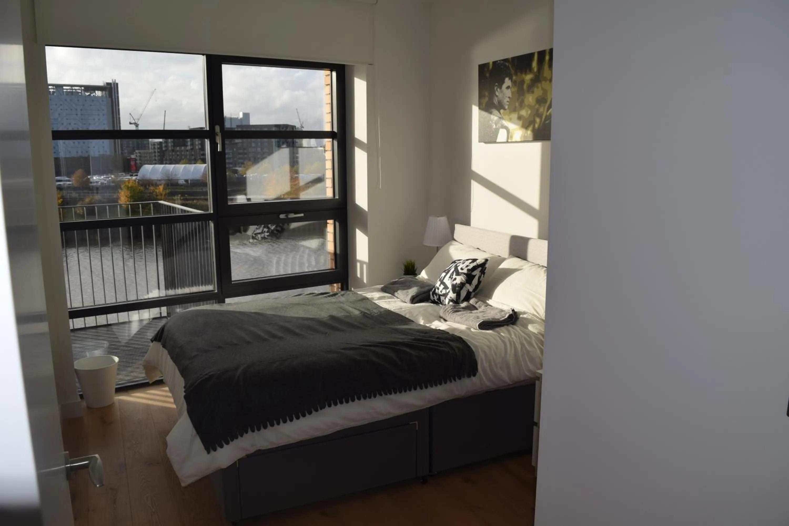Bedroom, Bed in London City Island 3 Bedroom Luxury Apartments, Canary Wharf