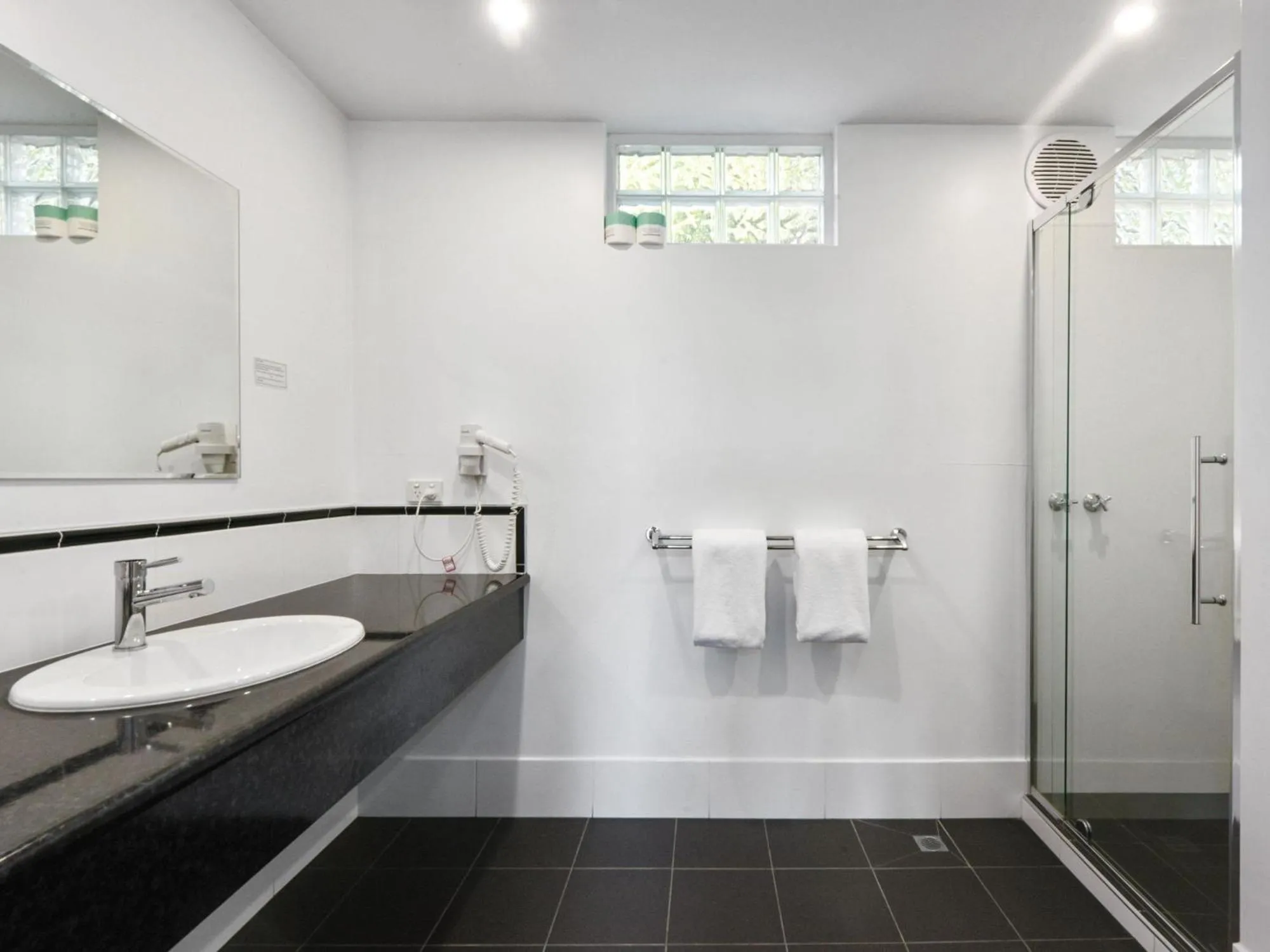 Bathroom in Commodore Regent Launceston