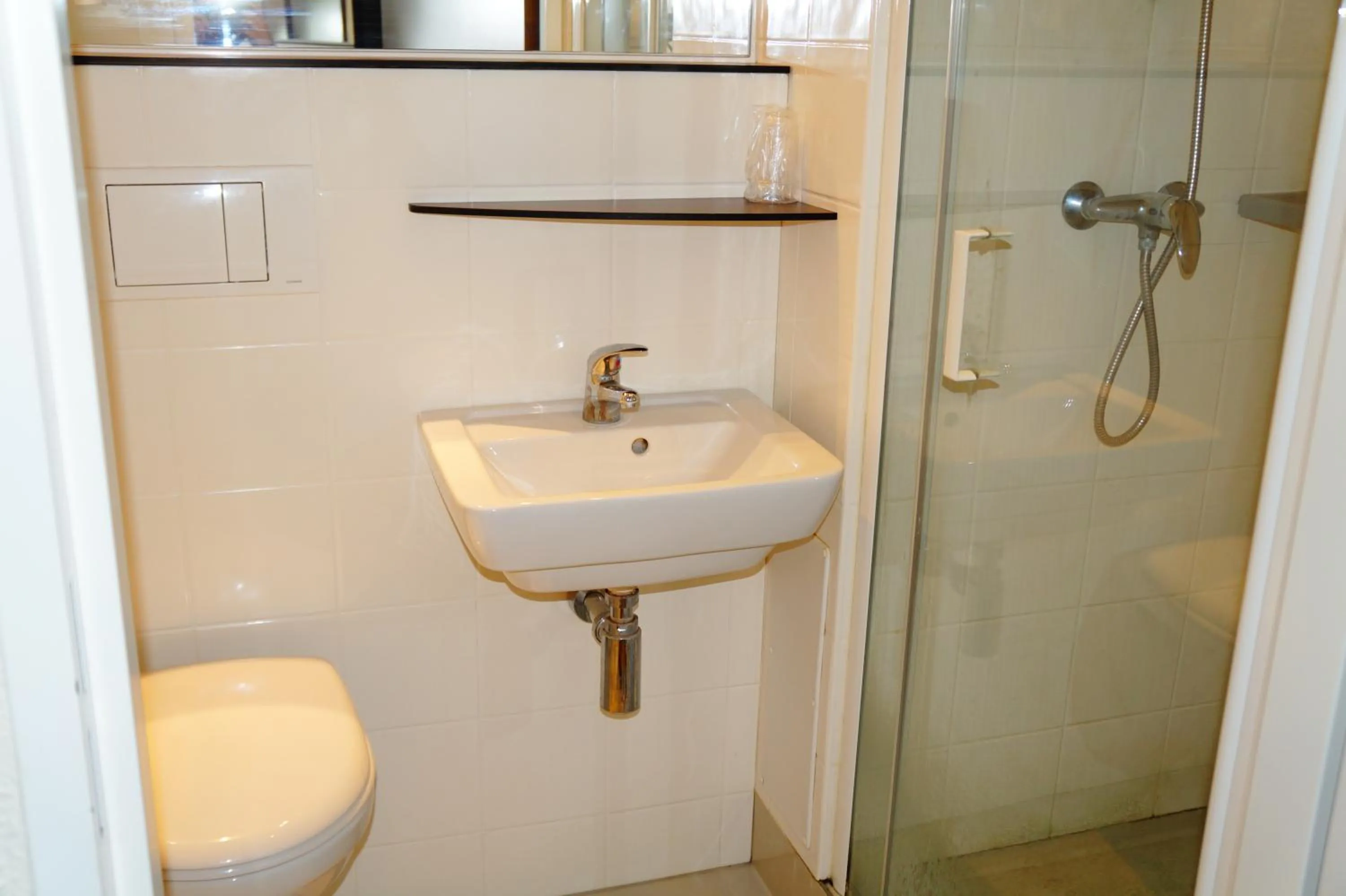 Shower in Premiere Classe Sens Nord- Saint Clément