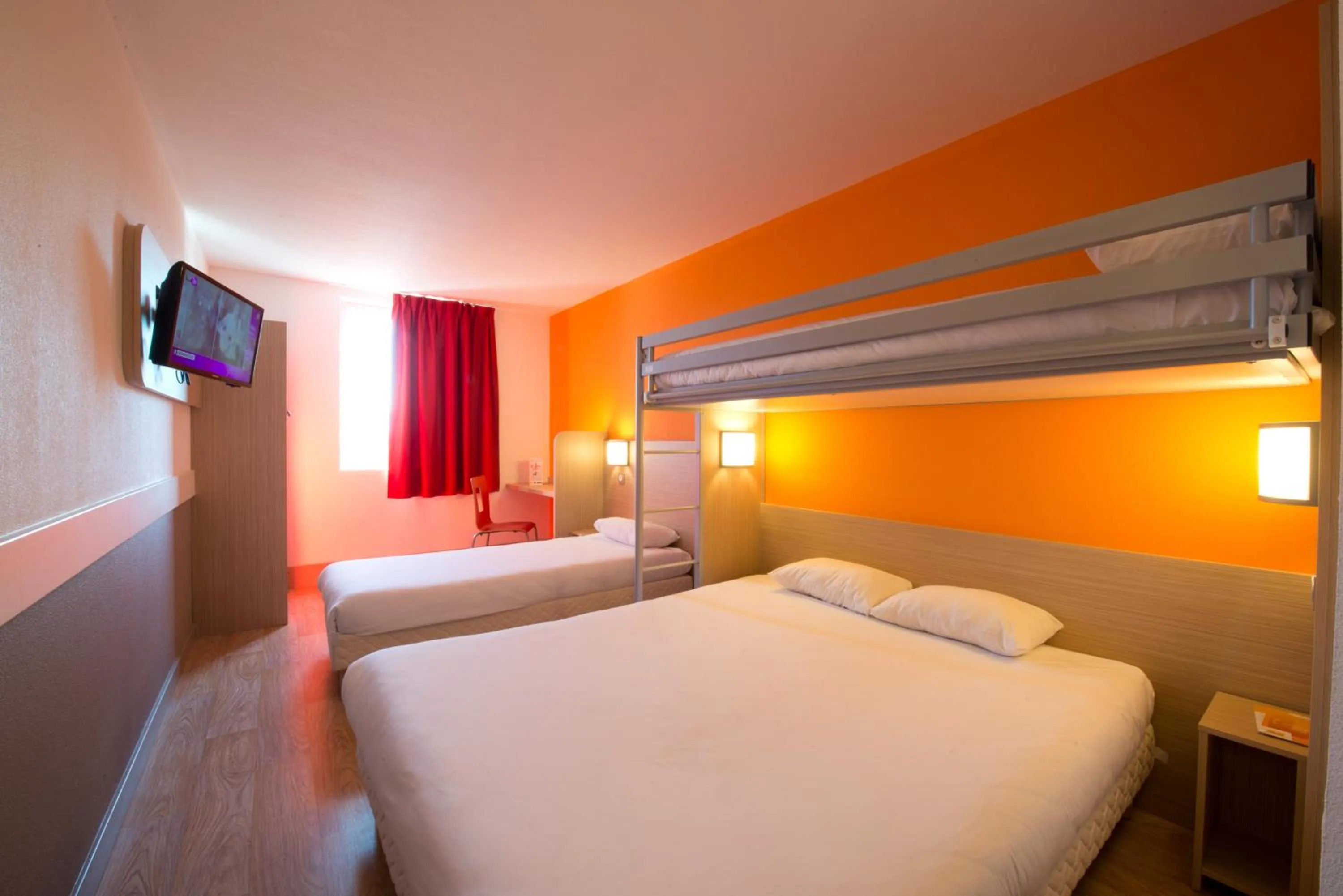 Photo of the whole room, Bed in Premiere Classe Sens Nord- Saint Clément