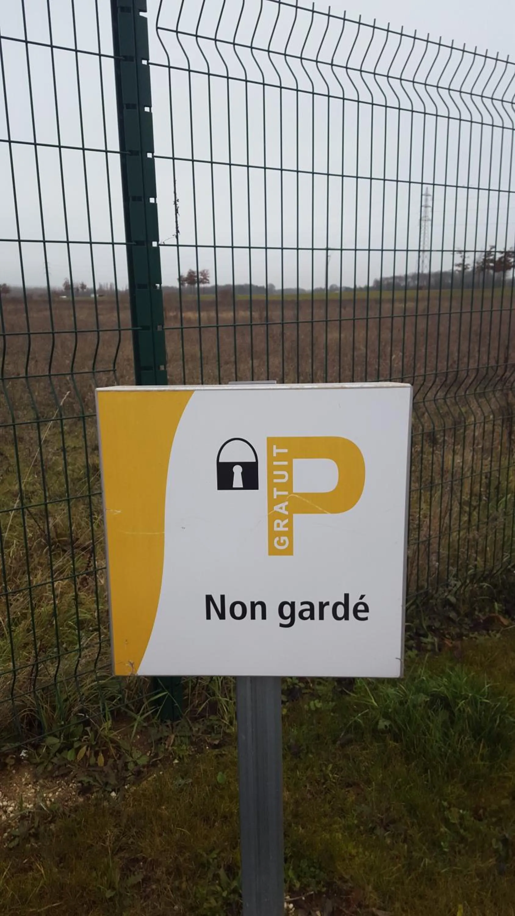 Text overlay in Premiere Classe Sens Nord- Saint Clément