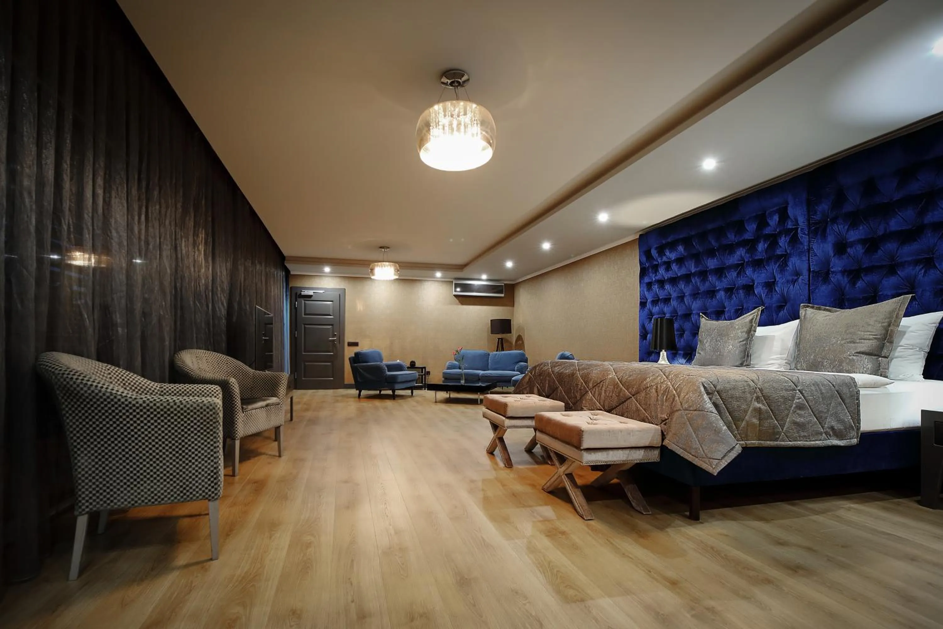 Photo of the whole room in Hotel Golden Key, 4 Stars Superior