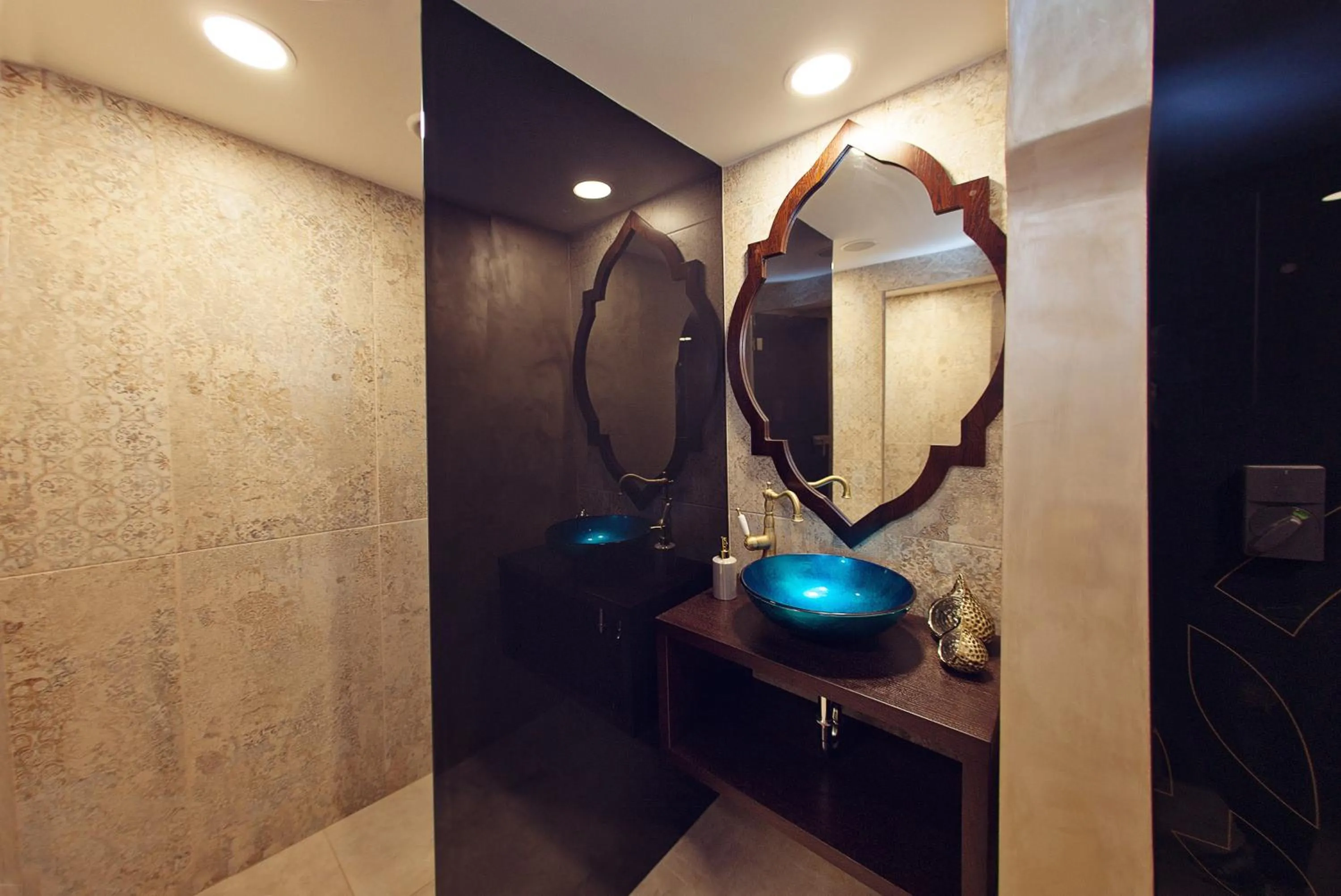 Shower in Hotel Golden Key, 4 Stars Superior