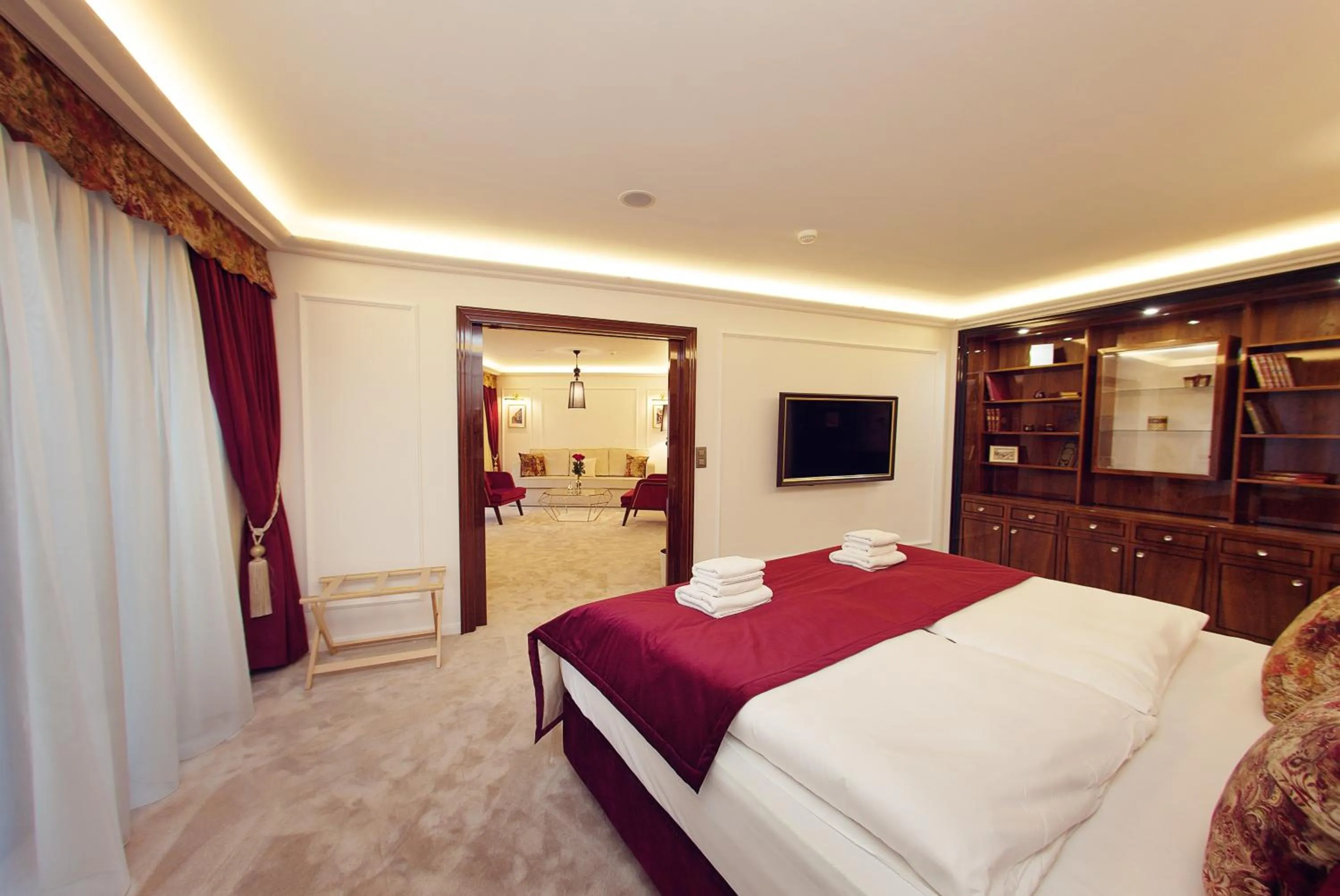 Photo of the whole room, Bed in Hotel Golden Key, 4 Stars Superior