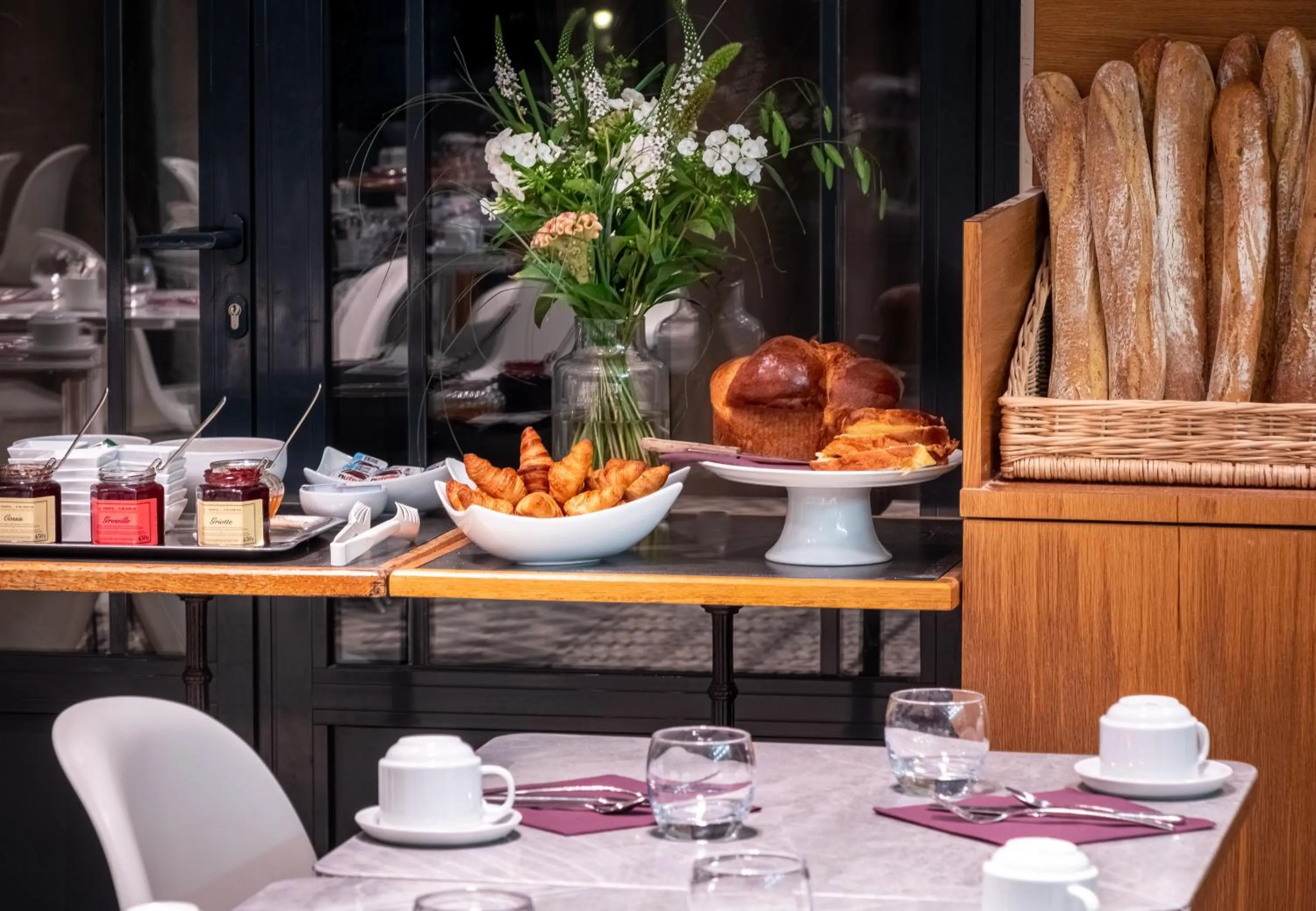 Breakfast in Château des Reynats