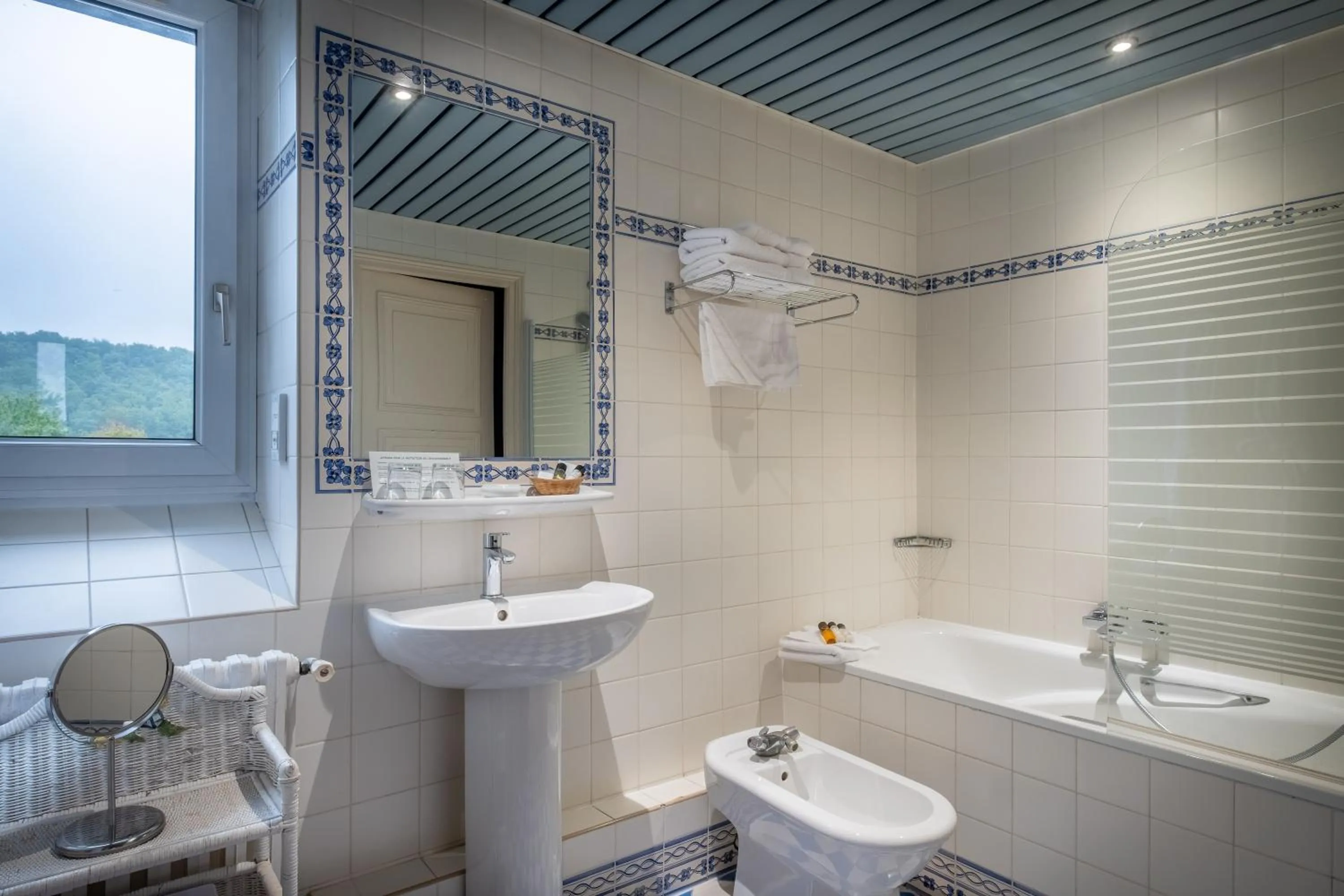 Bathroom in Château des Reynats