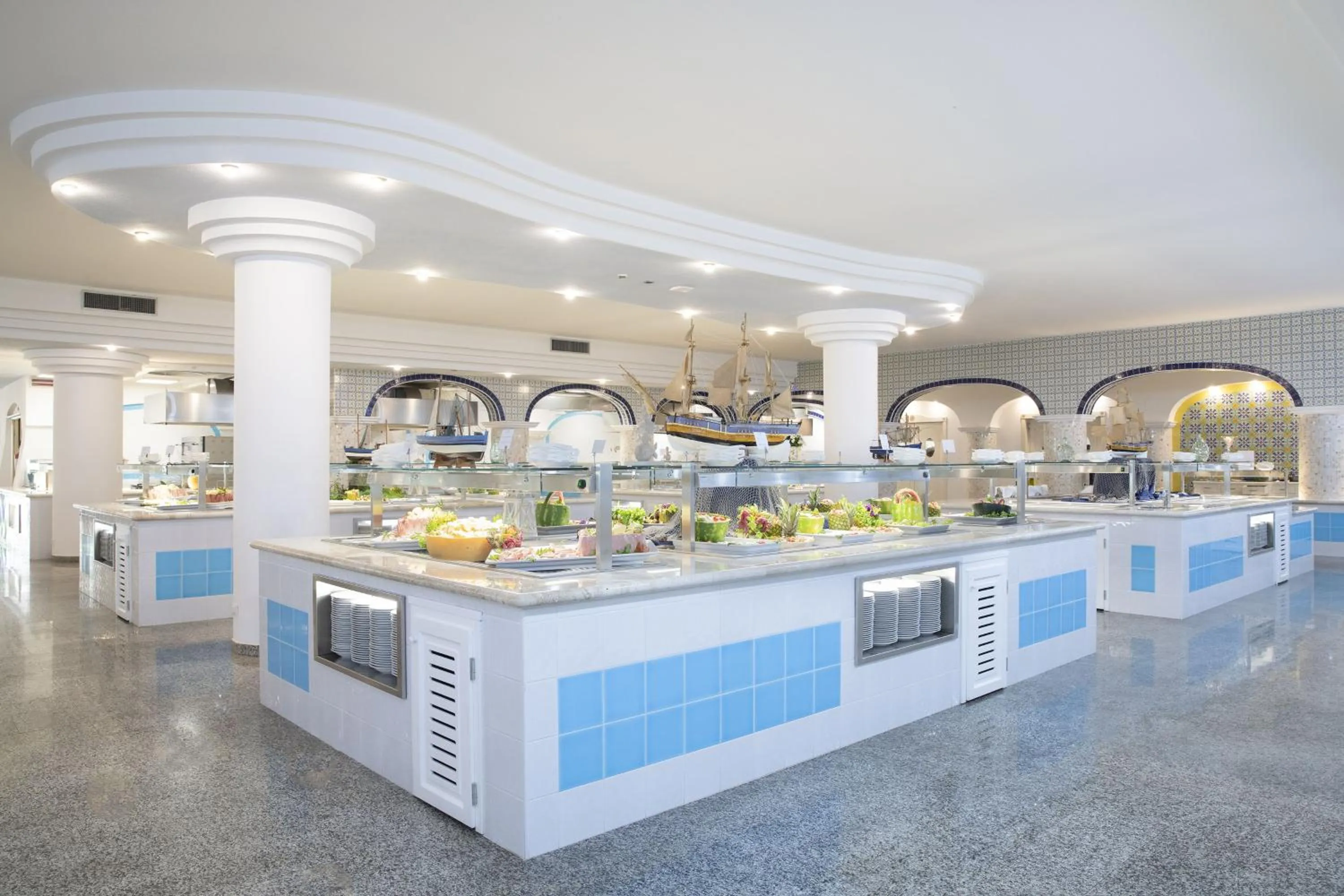 Restaurant/places to eat in Club Hotel Marina Beach