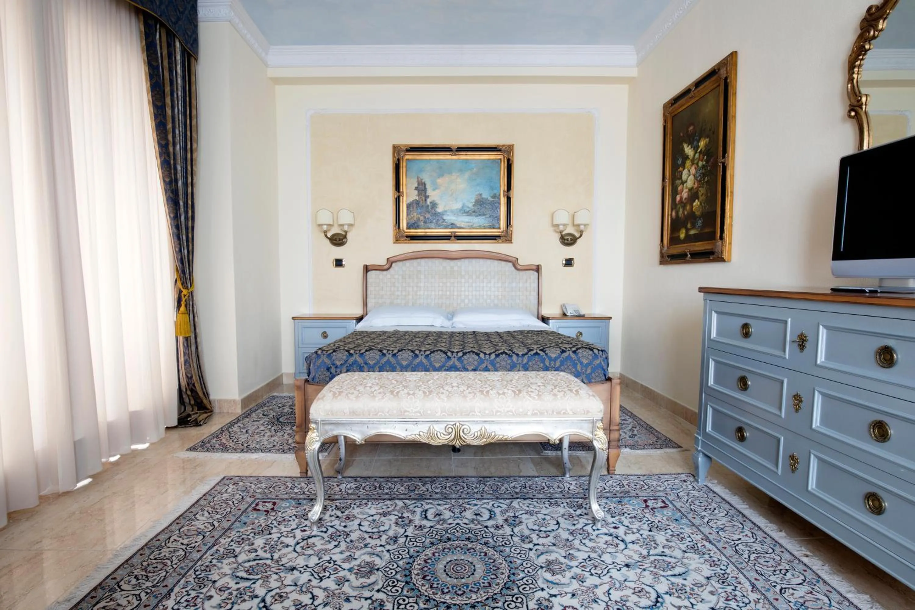 Bedroom, Bed in Grand Hotel President