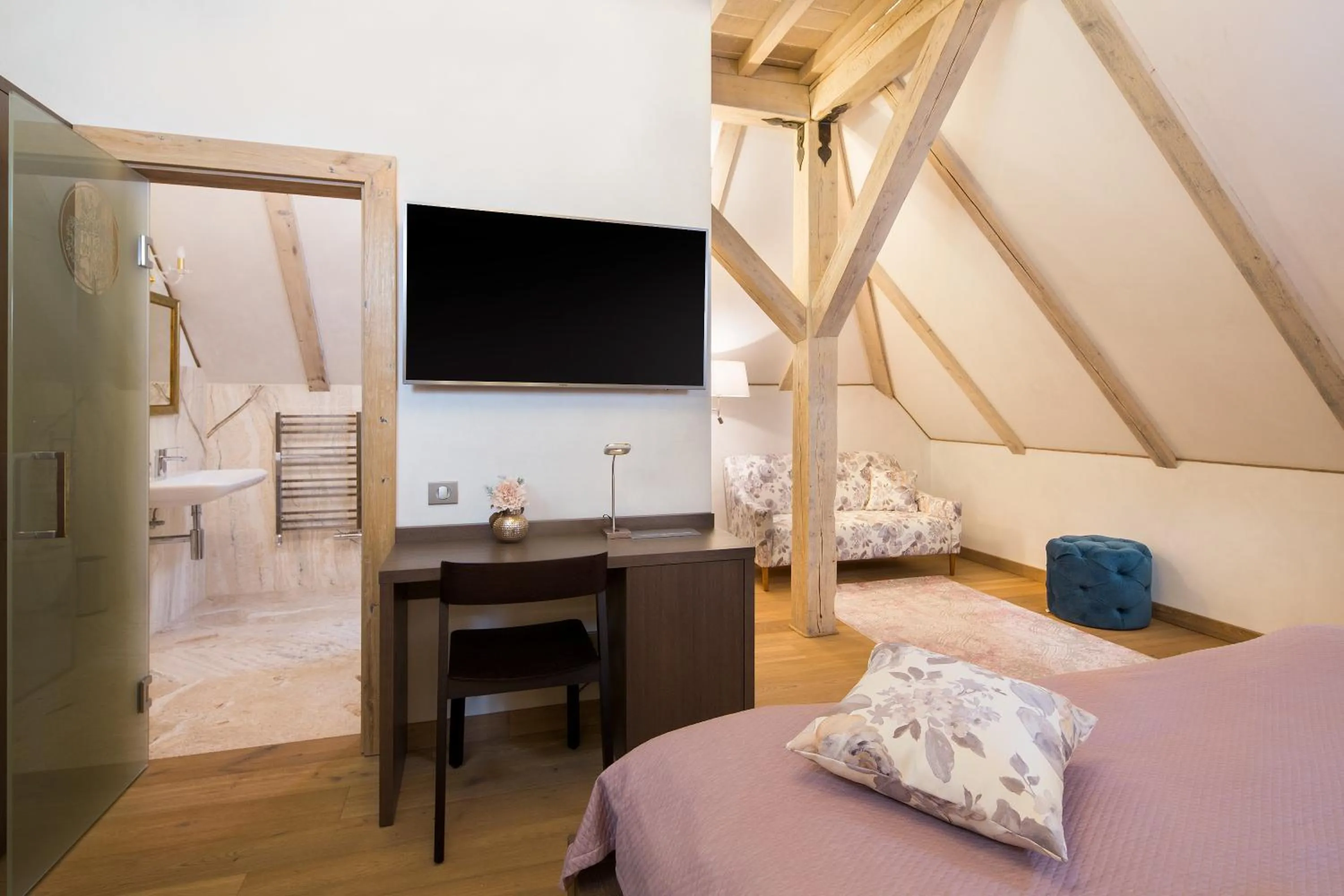 Photo of the whole room, Bed in Kaštieľ Kubínyi